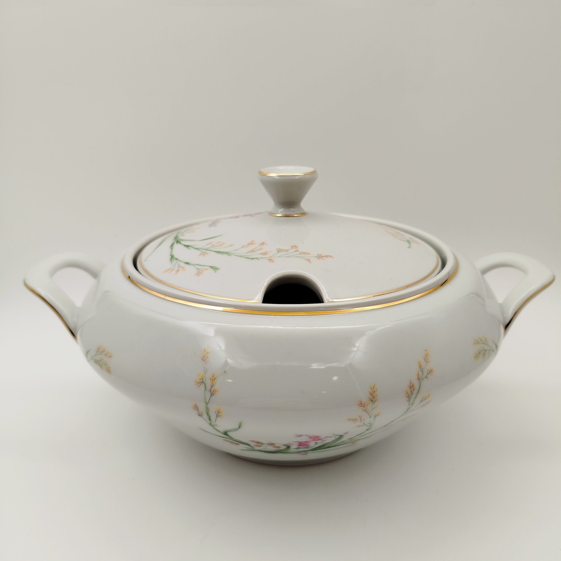 Супница, украшенная цветочным декором, фарфор, деколь, золочение, Bareuther & Co., Bavaria, Германия, 1931-1945 гг.