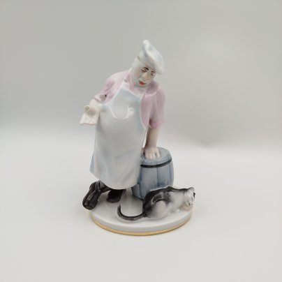 Статуэтка "Кот и повар", скульптор В.А. Михалёв, фарфор, роспись, Ленинградский фарфоровый завод (ЛФЗ), СССР, 1960-1970 гг., Ленинградский фарфоровый завод (ЛФЗ)