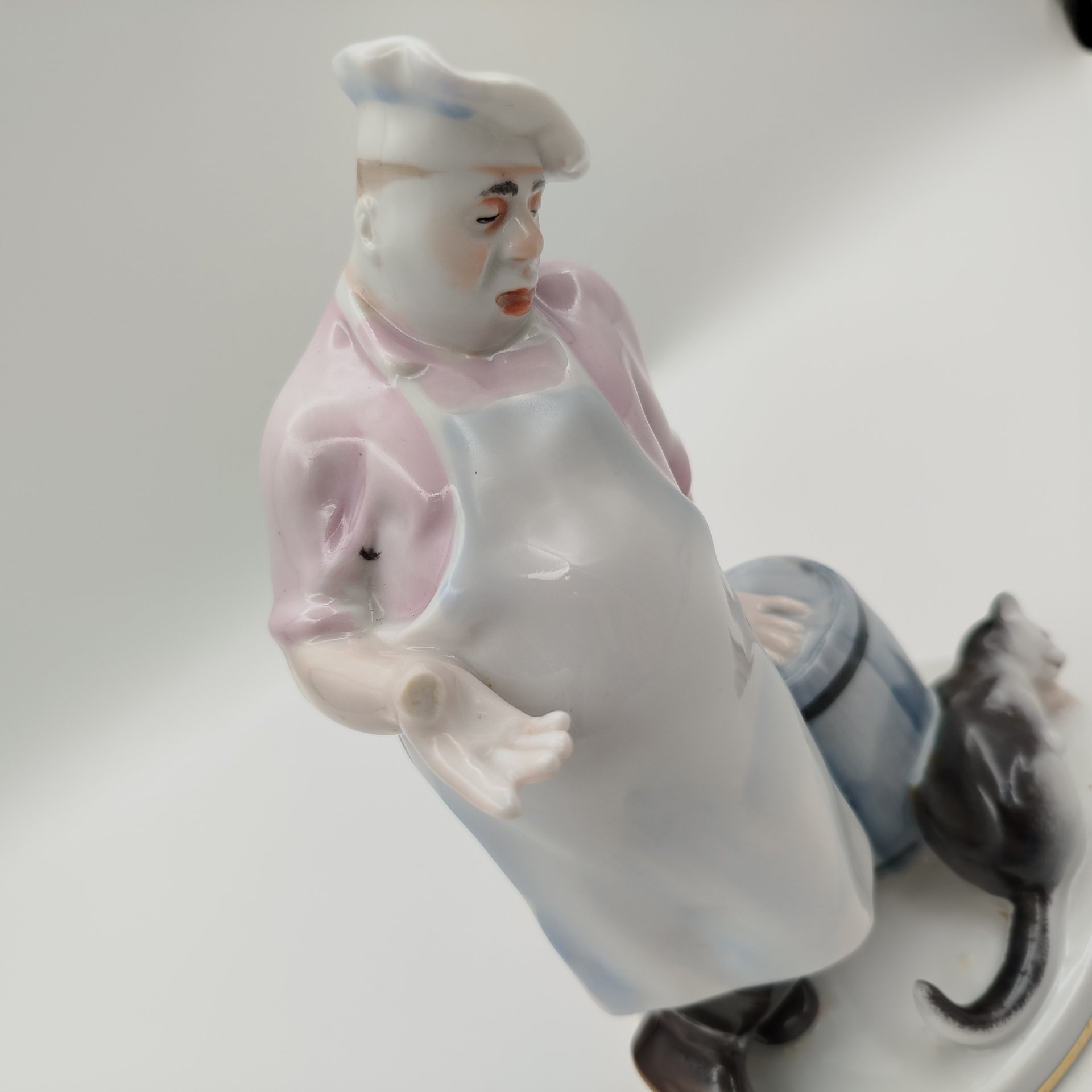 Статуэтка "Кот и повар", скульптор В.А. Михалёв, фарфор, роспись, Ленинградский фарфоровый завод (ЛФЗ), СССР, 1960-1970 гг., Ленинградский фарфоровый завод (ЛФЗ)