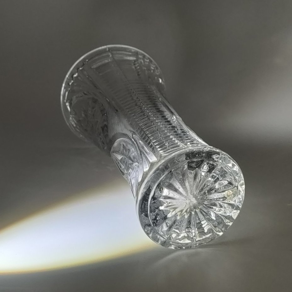 Ваза для цветов, украшенная рельефным декором