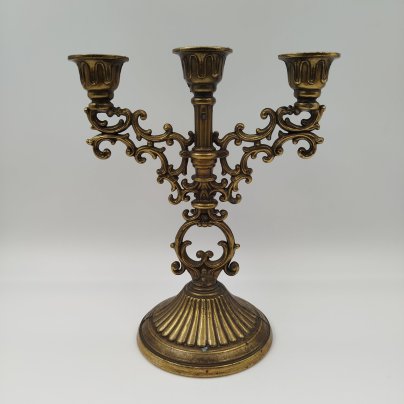 Канделябр на три свечи на фигурном основании в виде растительных побегов