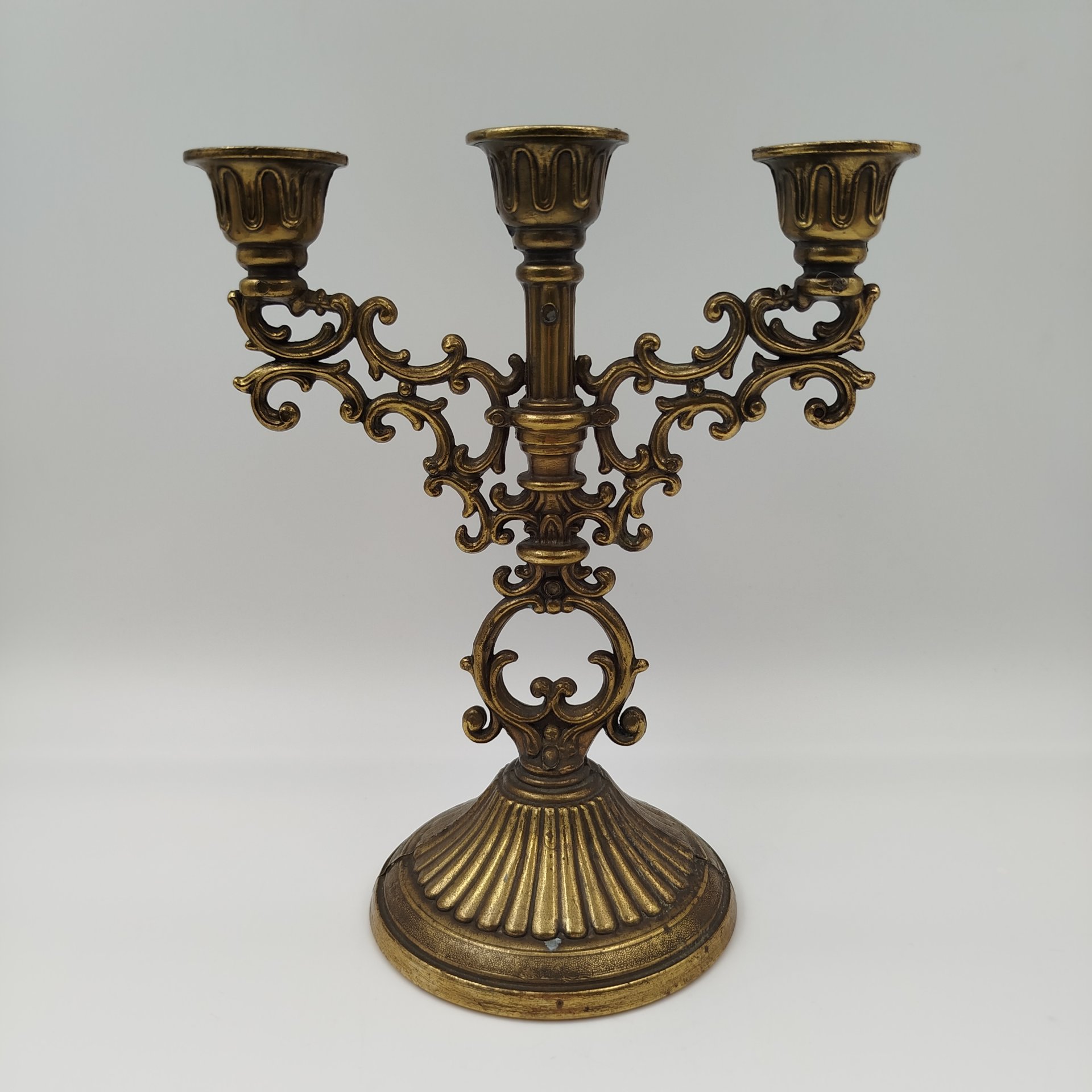 Канделябр на три свечи на фигурном основании в виде растительных побегов