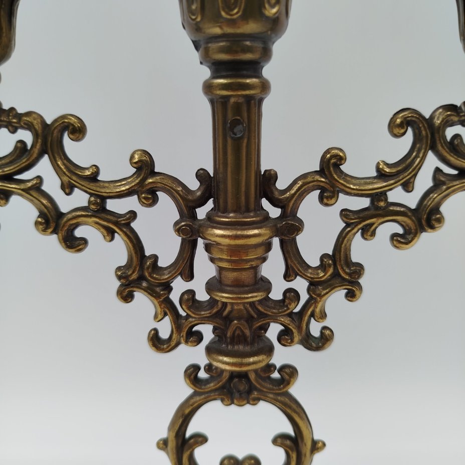 Канделябр на три свечи на фигурном основании в виде растительных побегов