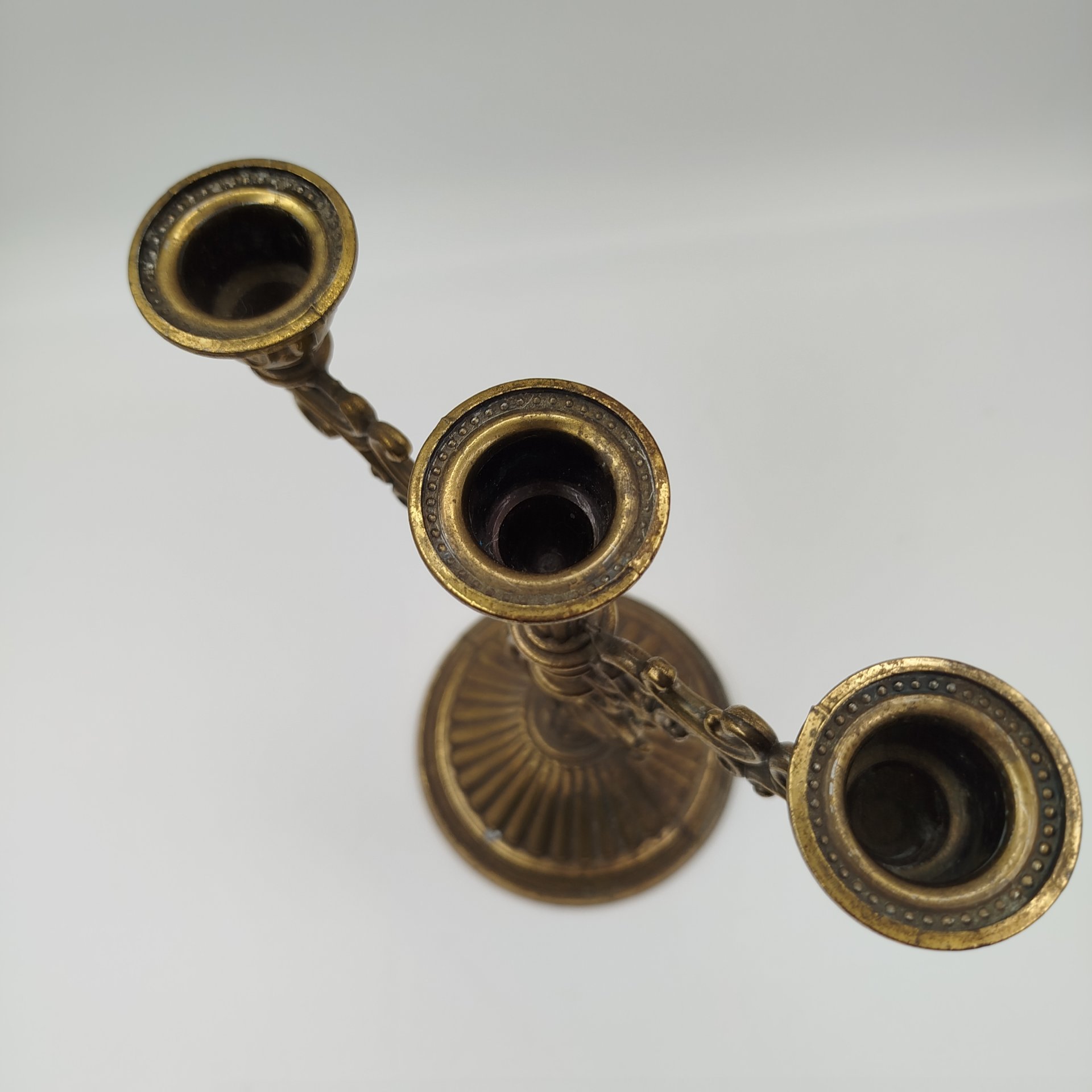 Канделябр на три свечи на фигурном основании в виде растительных побегов