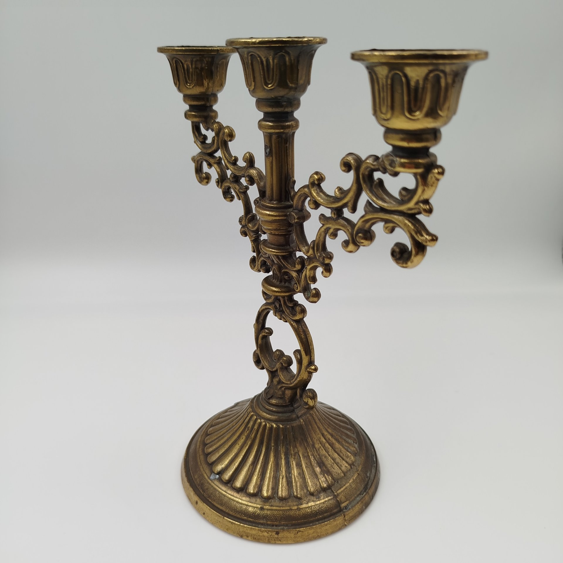 Канделябр на три свечи на фигурном основании в виде растительных побегов