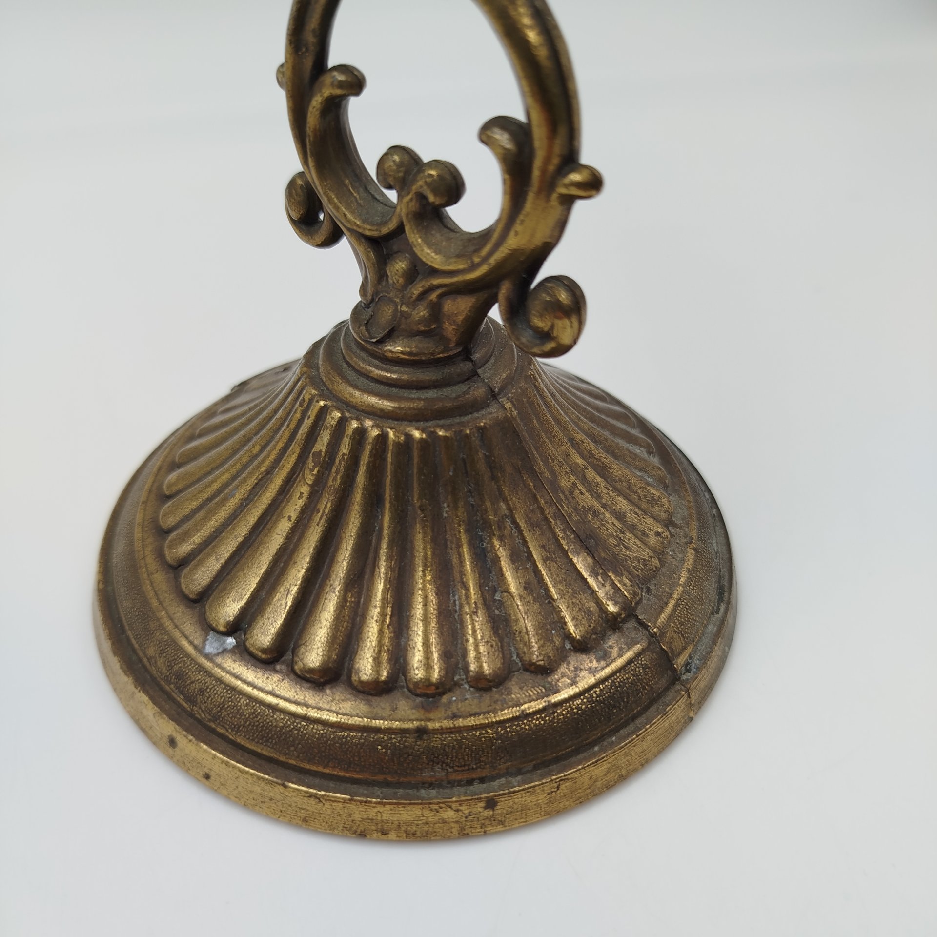 Канделябр на три свечи на фигурном основании в виде растительных побегов