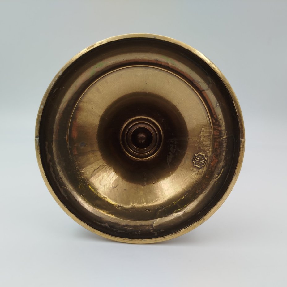 Канделябр на три свечи на фигурном основании в виде растительных побегов