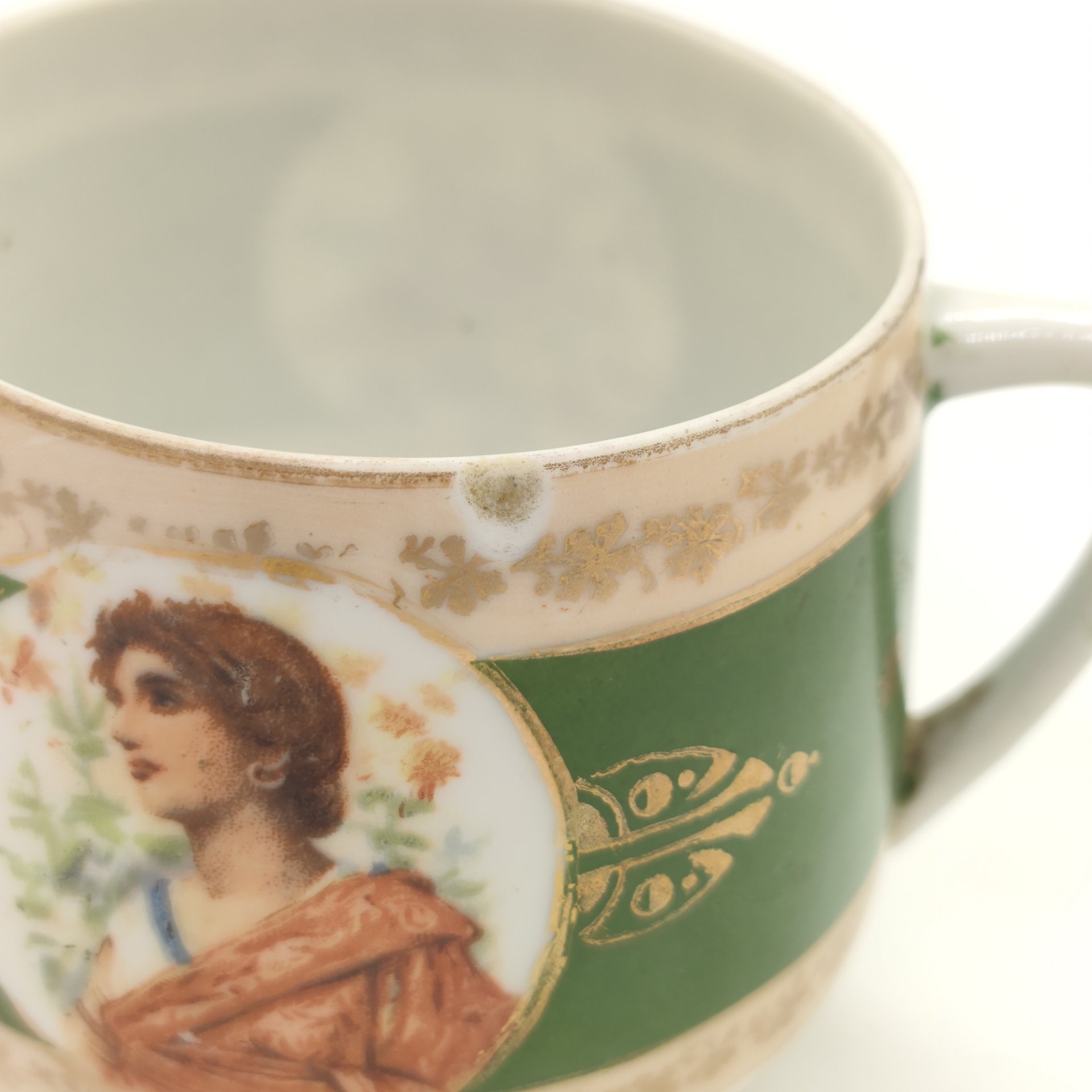 Чашка, украшенная двумя медальонами с изображениями цветочного букета и портретом девушки, фарфор, деколь, крытье, золочение, Дмитровский фарфоровый завод (ДФЗ Вербилки), СССР, 1917-1940 гг., Дмитровский фарфоровый завод (ДФЗ Вербилки)