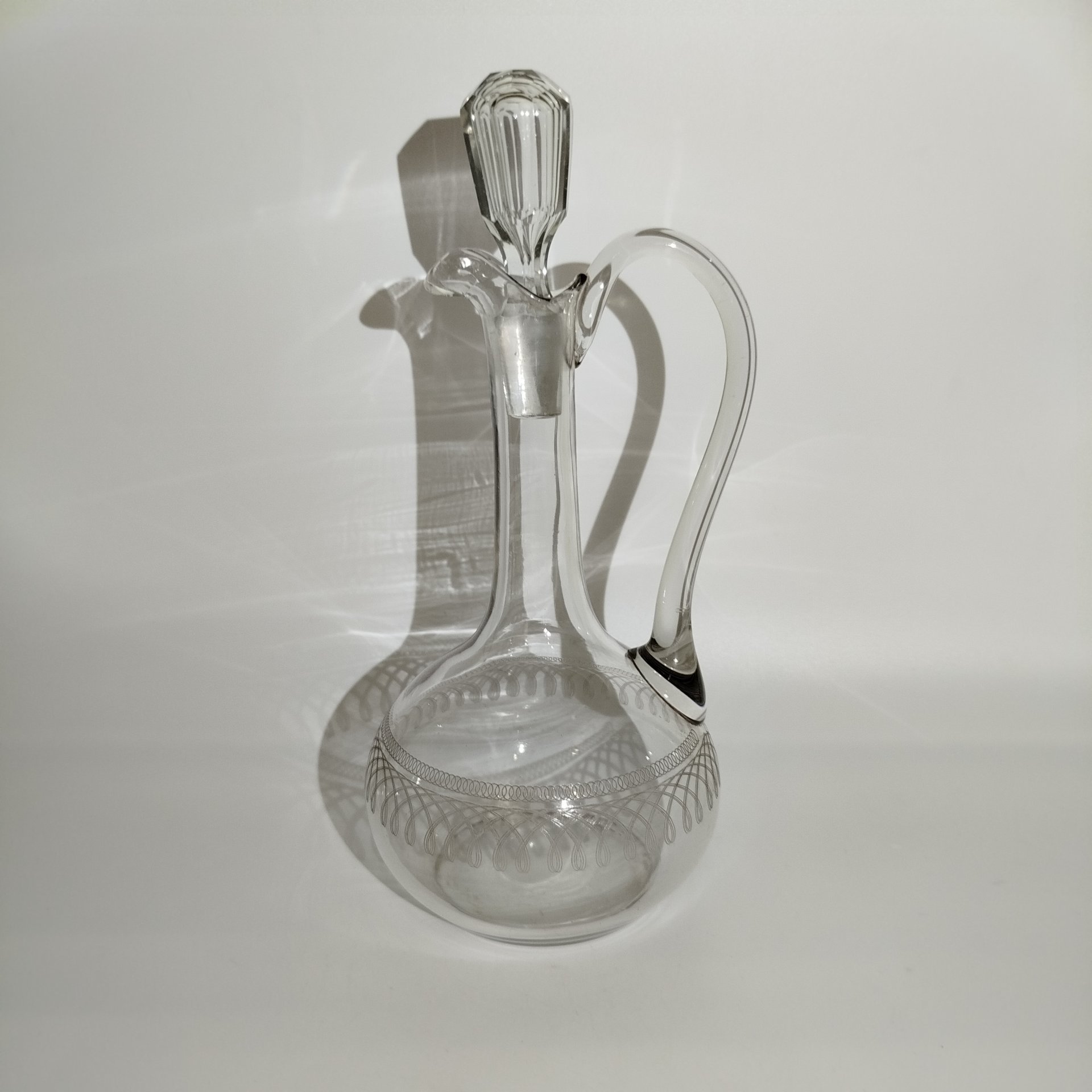 Графин с орнаментальным пояском и граненой пробкой (с линзой на дне), стекло, выдувание, травление гильоширное, Акционерное общество Мальцовских заводов, Российская империя, 1890-1915 гг.