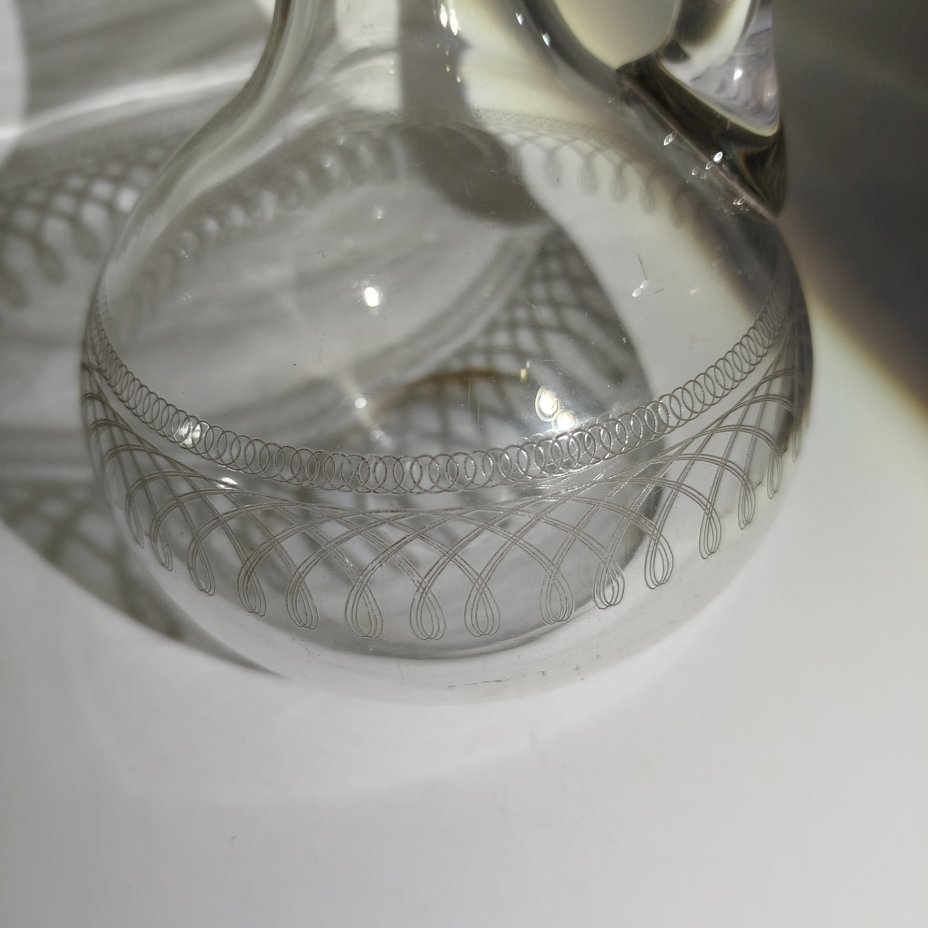 Графин с орнаментальным пояском и граненой пробкой (с линзой на дне), стекло, выдувание, травление гильоширное, Акционерное общество Мальцовских заводов, Российская империя, 1890-1915 гг.