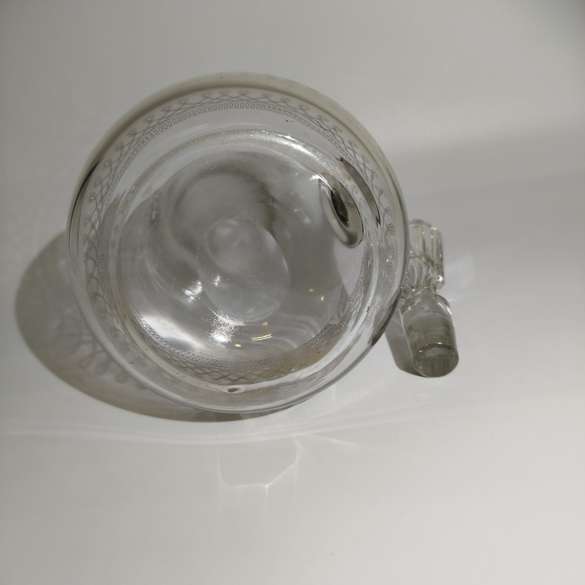 Графин с орнаментальным пояском и граненой пробкой (с линзой на дне), стекло, выдувание, травление гильоширное, Акционерное общество Мальцовских заводов, Российская империя, 1890-1915 гг.