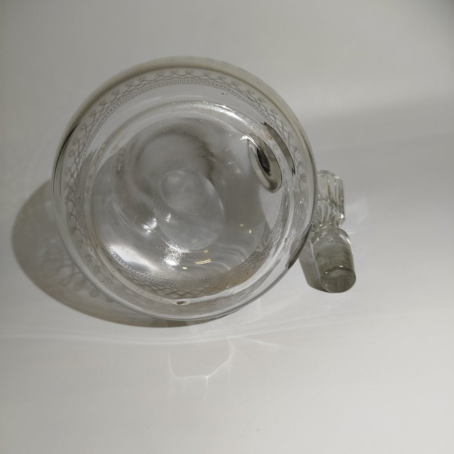 Графин с орнаментальным пояском и граненой пробкой (с линзой на дне), стекло, выдувание, травление гильоширное, Акционерное общество Мальцовских заводов, Российская империя, 1890-1915 гг.