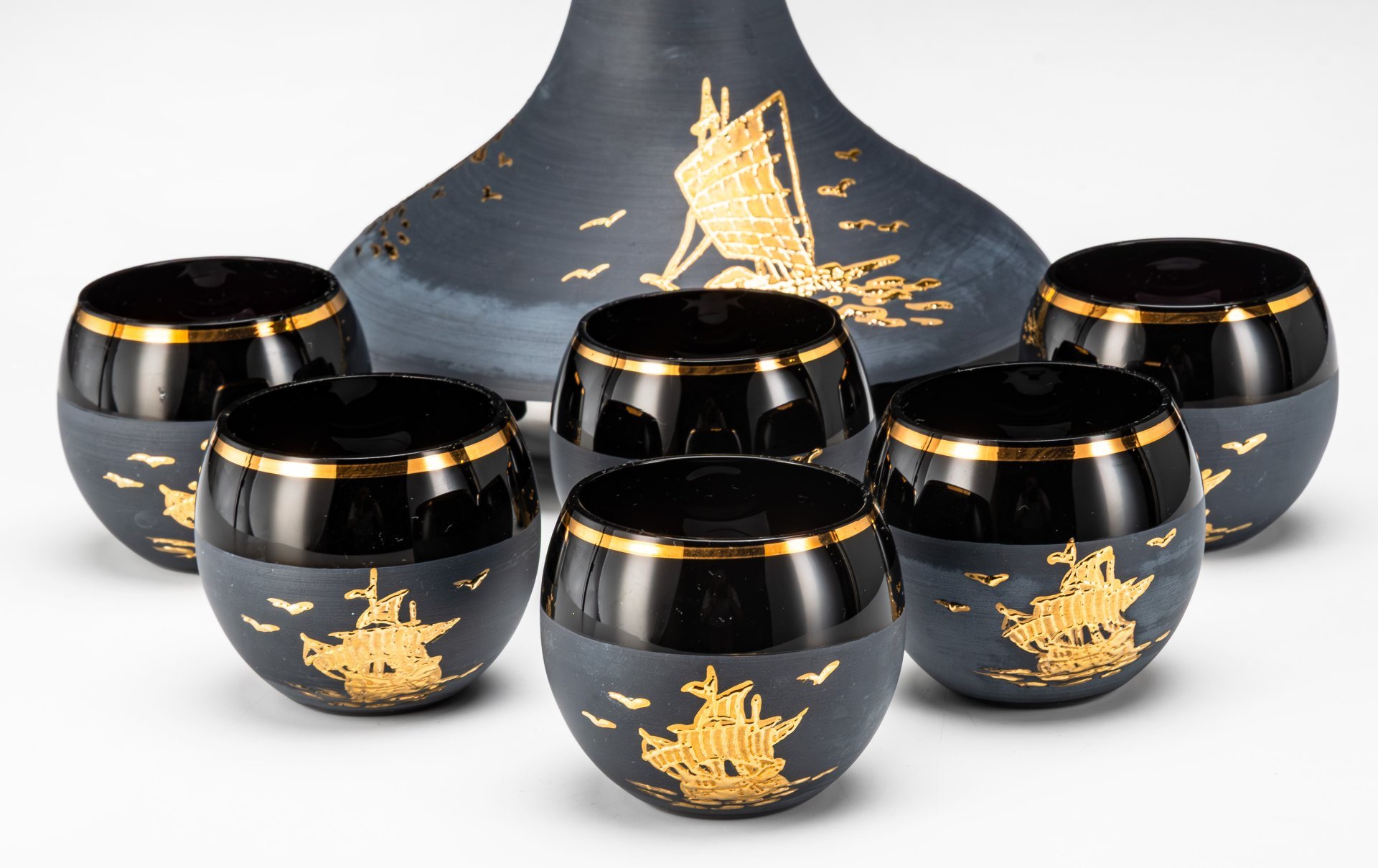 Набор из графина и шести стопок черного цвета с изображением парусников, "Bohemia glass"