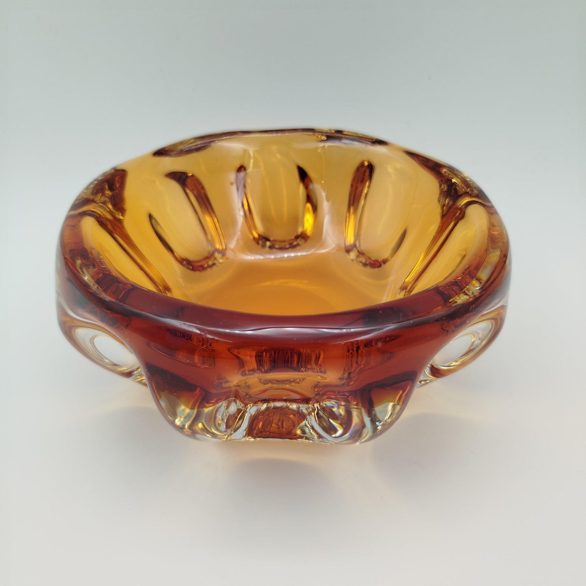 Пепельница желтого оттенка, автор П.И. Зинченко, хрусталь, Ленинградский завод художественного стекла (ЛЗХС), СССР, 1960-1990 гг.