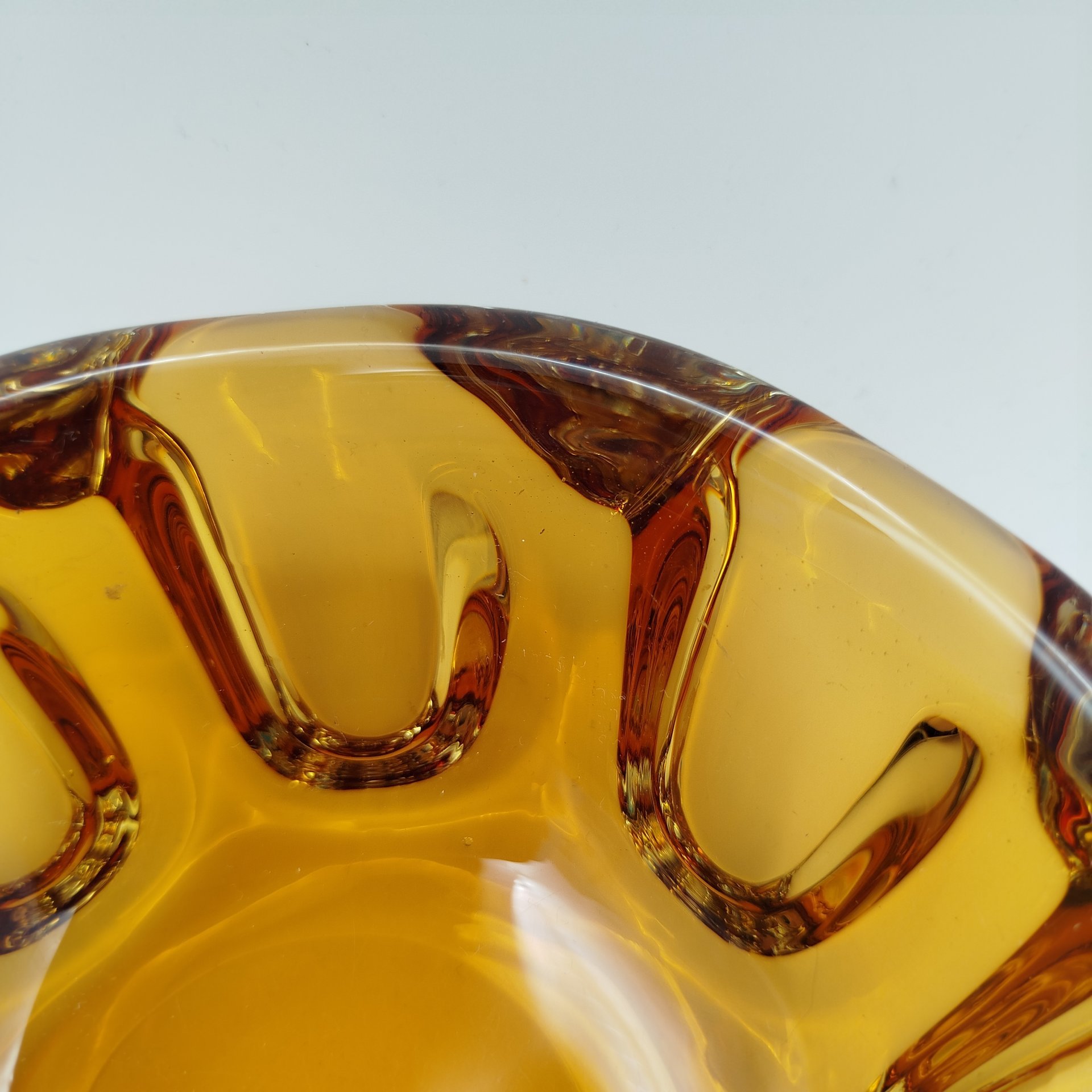 Пепельница желтого оттенка, автор П.И. Зинченко, хрусталь, Ленинградский завод художественного стекла (ЛЗХС), СССР, 1960-1990 гг.