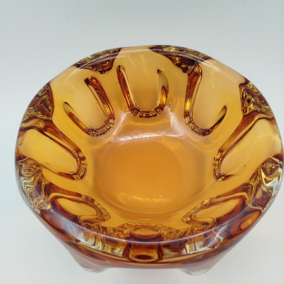 Пепельница желтого оттенка, автор П.И. Зинченко