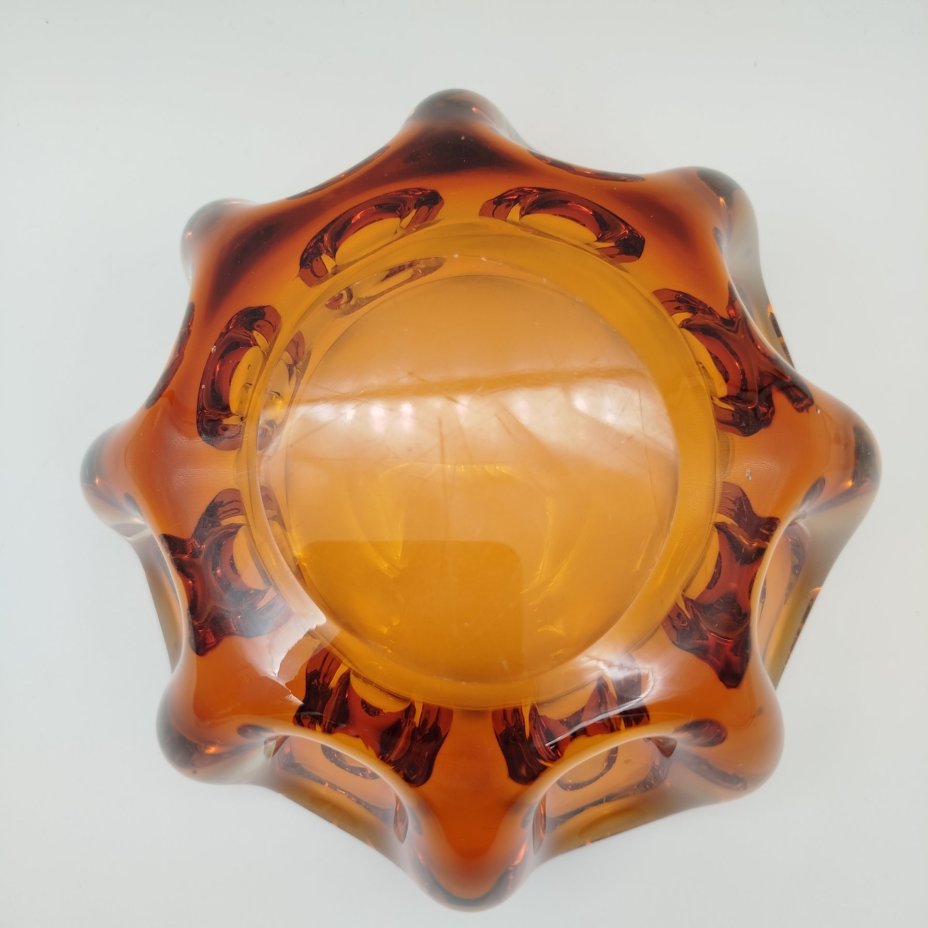 Пепельница желтого оттенка, автор П.И. Зинченко