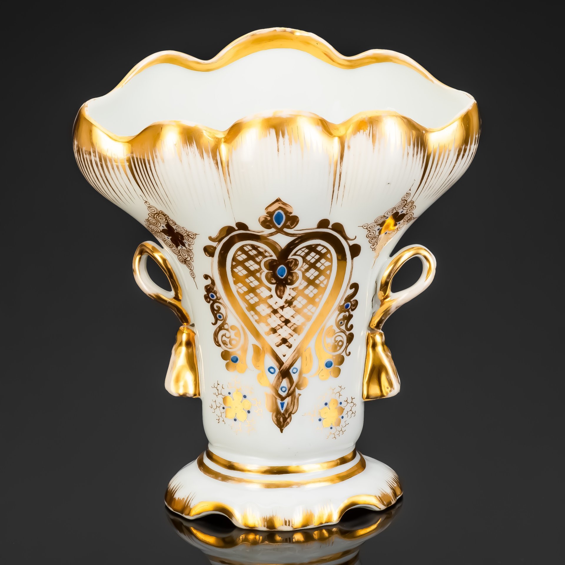 Ваза для цветов с сердцеобразный декором и фигурными ручками, фарфор, золочение, Франция, 1890-1920 гг.