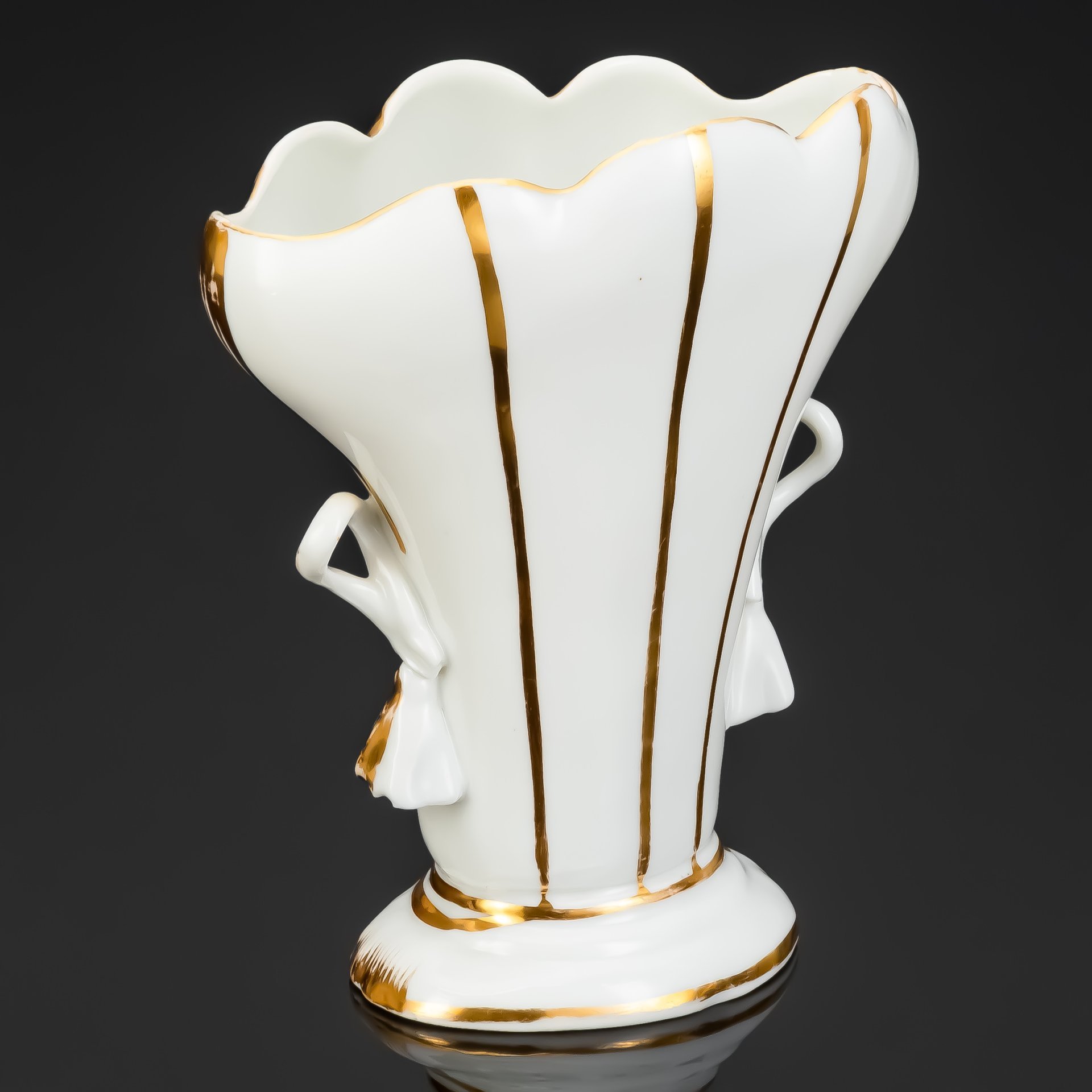 Ваза для цветов с сердцеобразный декором и фигурными ручками, фарфор, золочение, Франция, 1890-1920 гг.