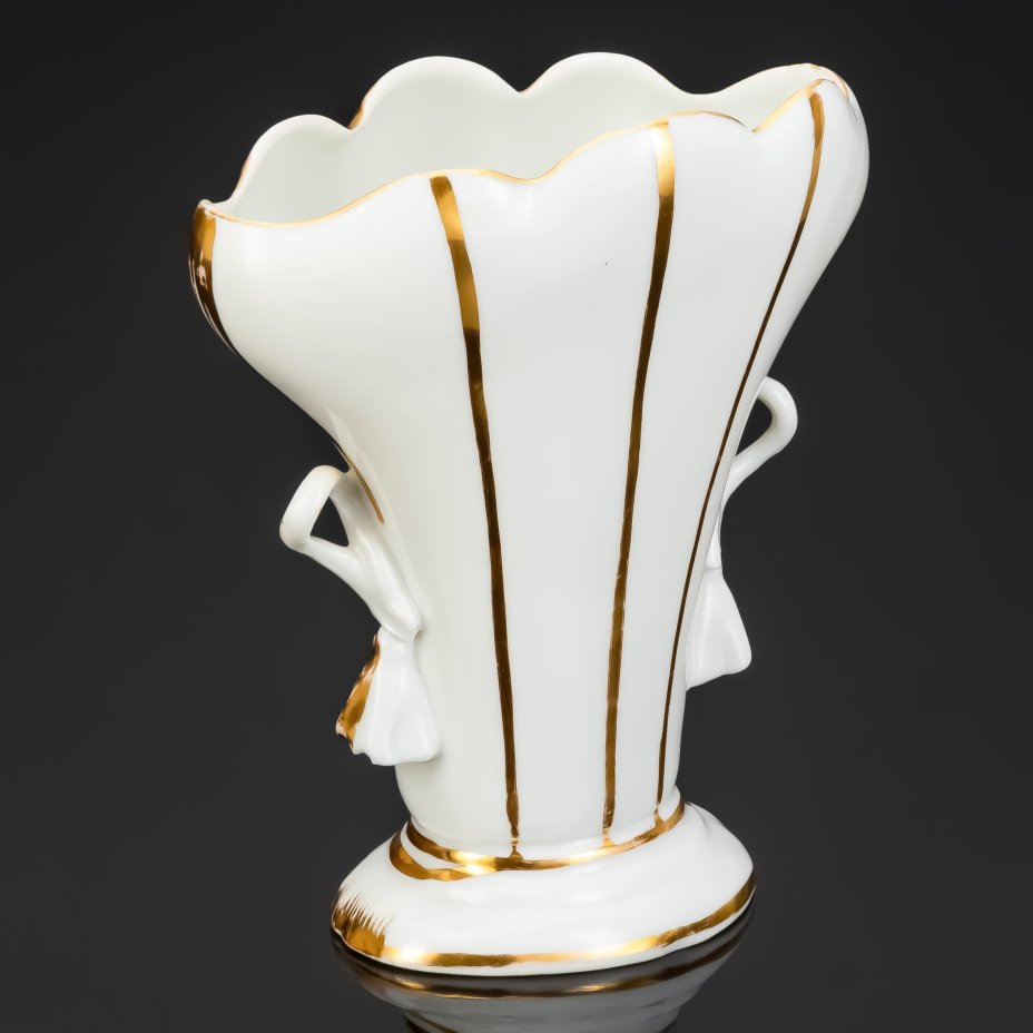 Ваза для цветов с сердцеобразный декором и фигурными ручками