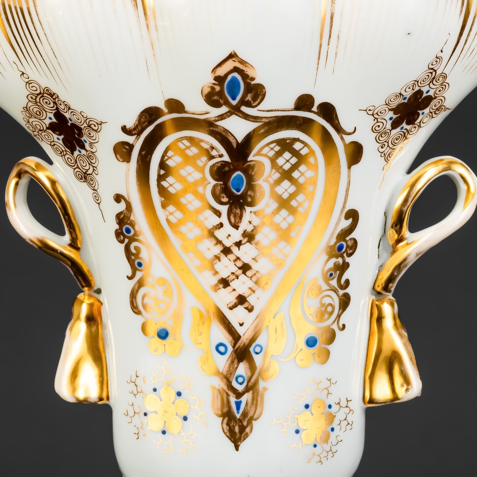 Ваза для цветов с сердцеобразный декором и фигурными ручками, фарфор, золочение, Франция, 1890-1920 гг.