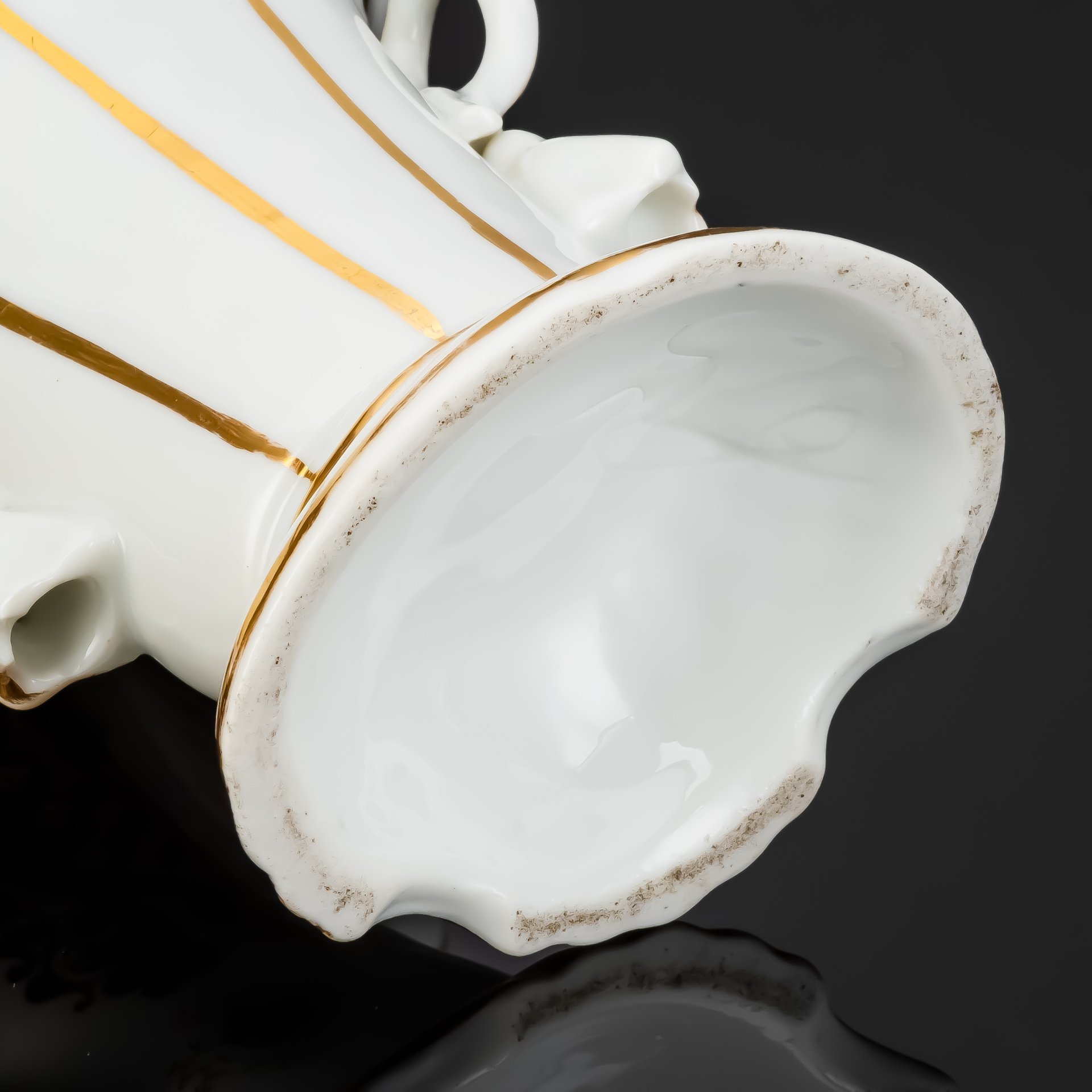 Ваза для цветов с сердцеобразный декором и фигурными ручками, фарфор, золочение, Франция, 1890-1920 гг.