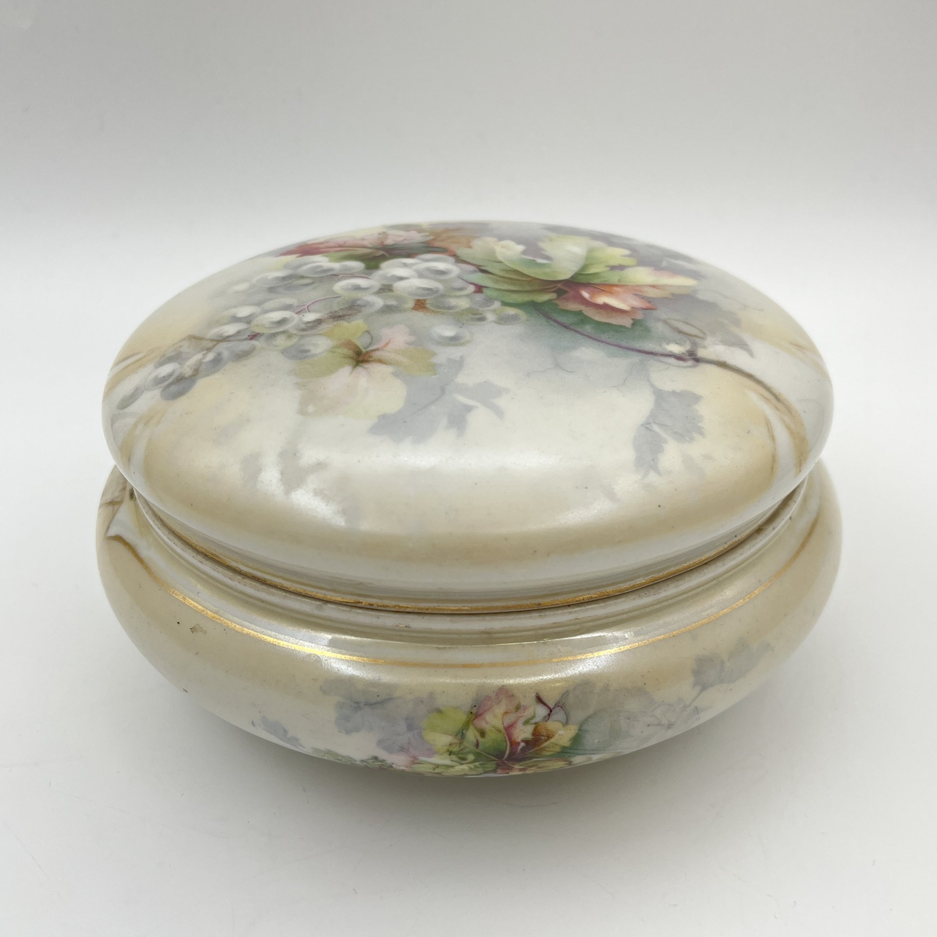 Шкатулка, украшенная изображением винограда, фарфор, деколь, золочение, Западная Европа, 1900-1930 гг.