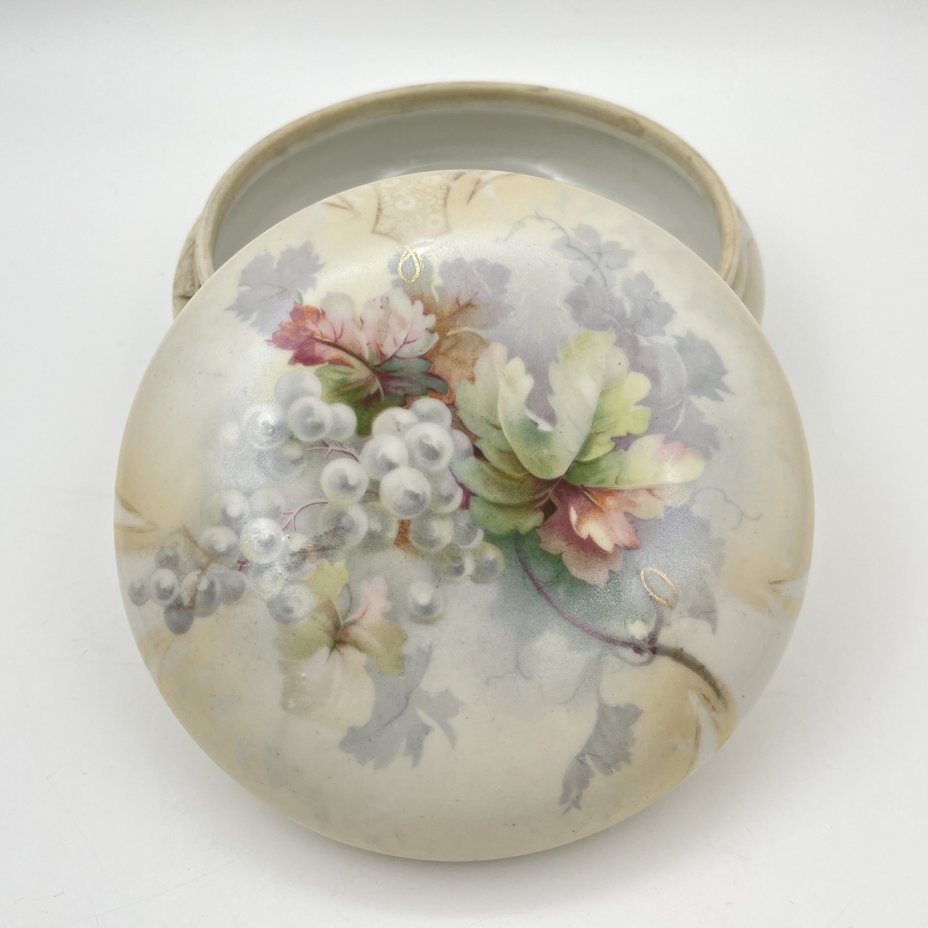 Шкатулка, украшенная изображением винограда