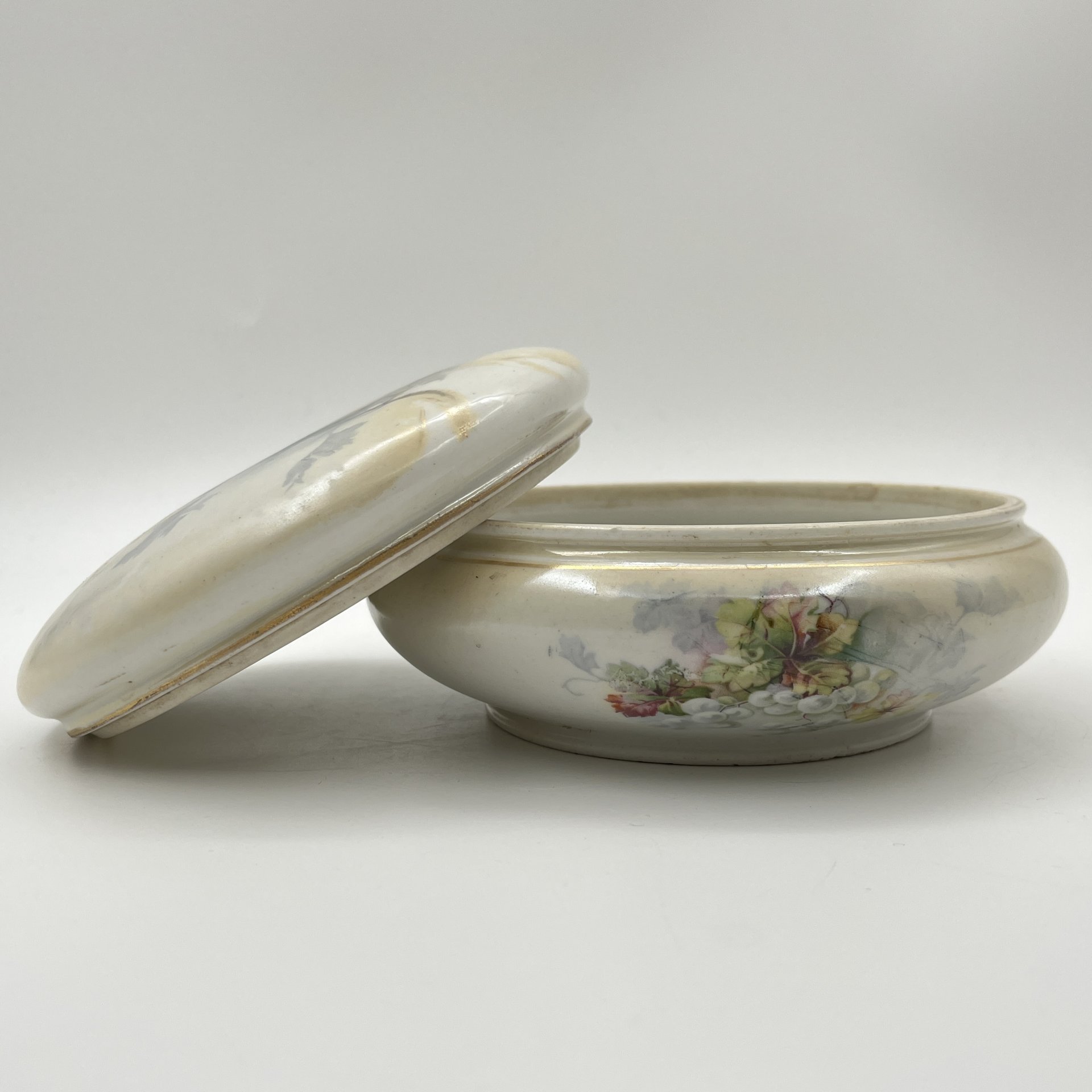 Шкатулка, украшенная изображением винограда, фарфор, деколь, золочение, Западная Европа, 1900-1930 гг.