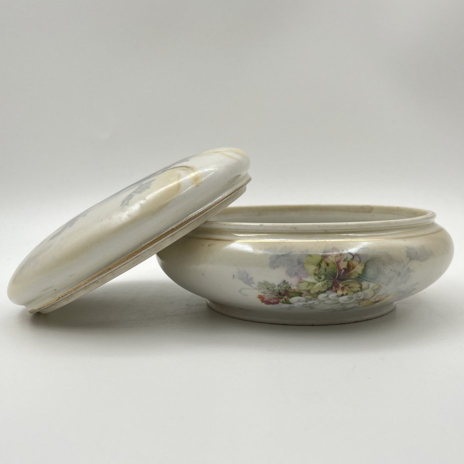 Шкатулка, украшенная изображением винограда