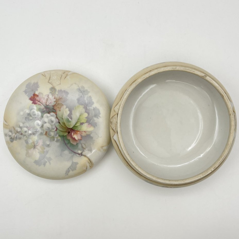 Шкатулка, украшенная изображением винограда