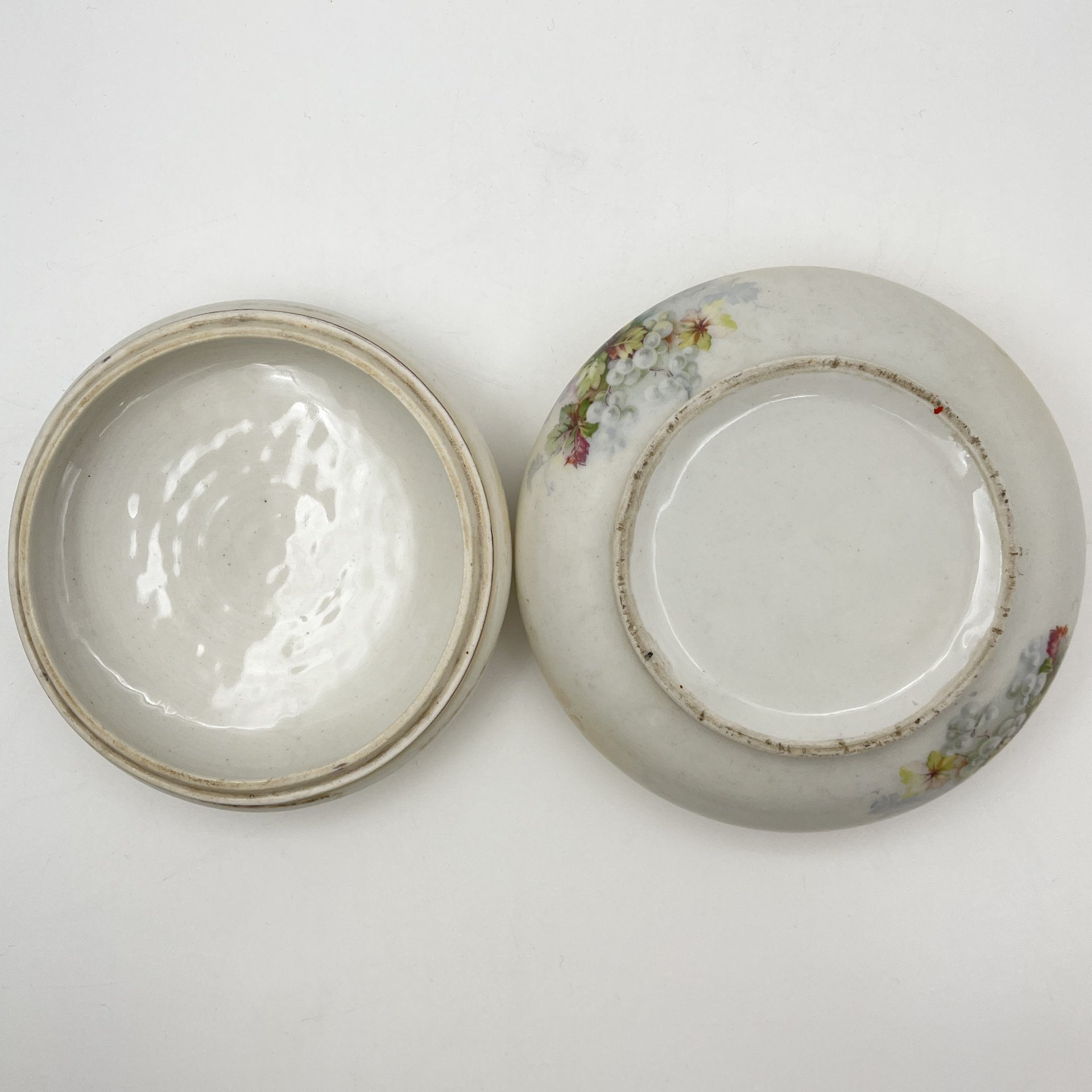 Шкатулка, украшенная изображением винограда, фарфор, деколь, золочение, Западная Европа, 1900-1930 гг.