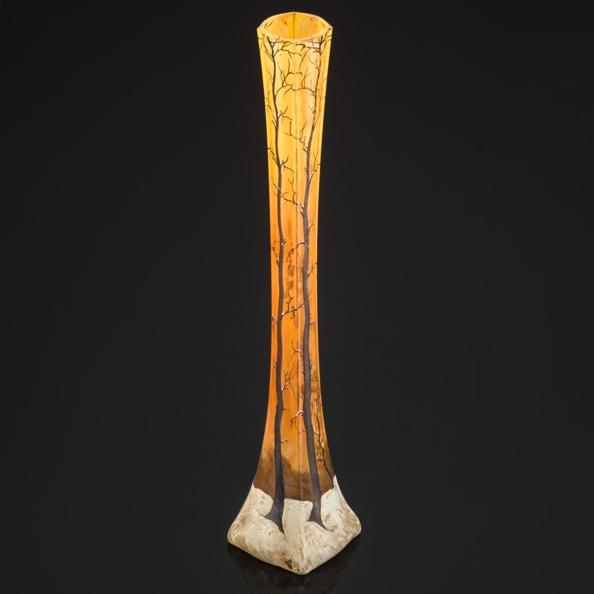 Ваза, украшенная изображением зимнего пейзажа, Legras et C. (?), стекло, роспись полихромной эмалью, Франция, 1900-1930 гг.