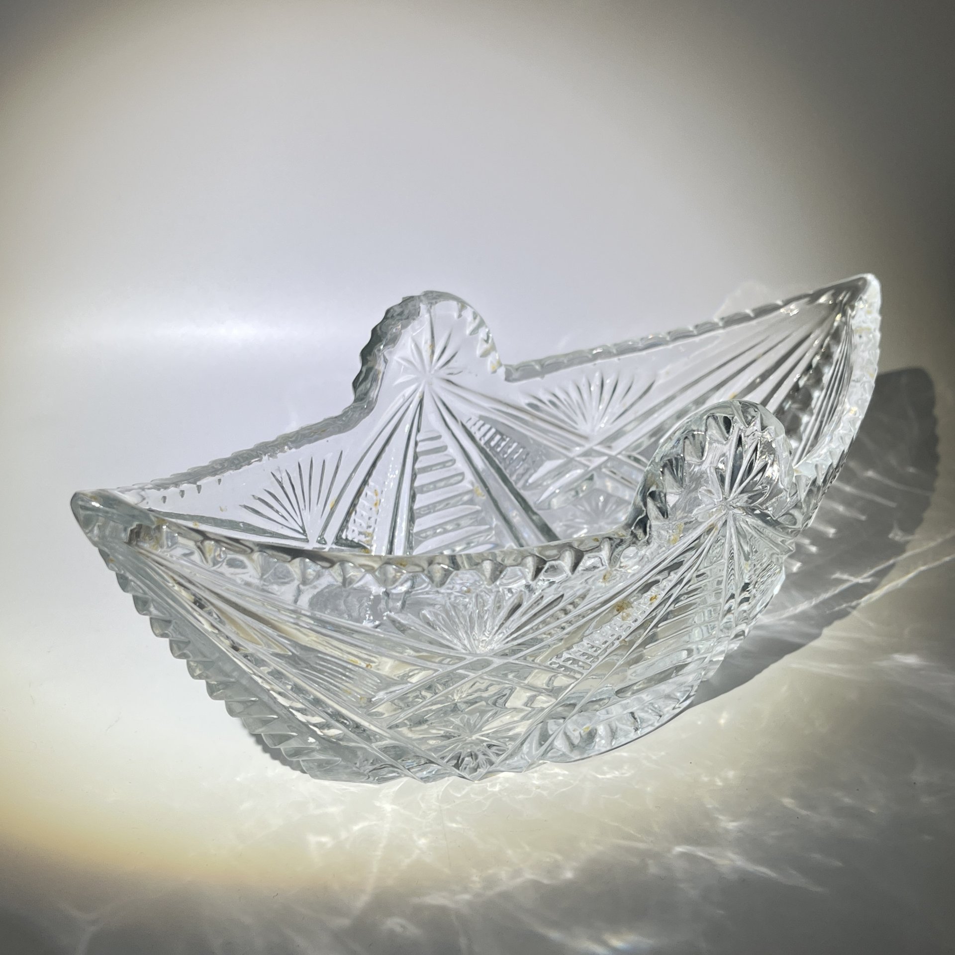 Салатник-ладья с резным геометрическим декором