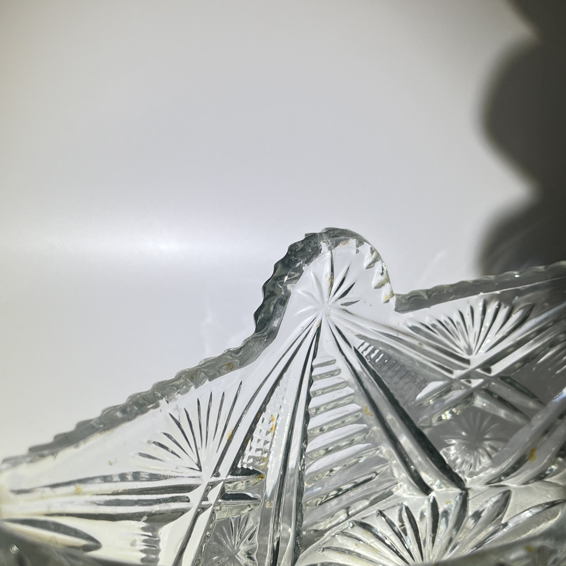 Салатник-ладья с резным геометрическим декором