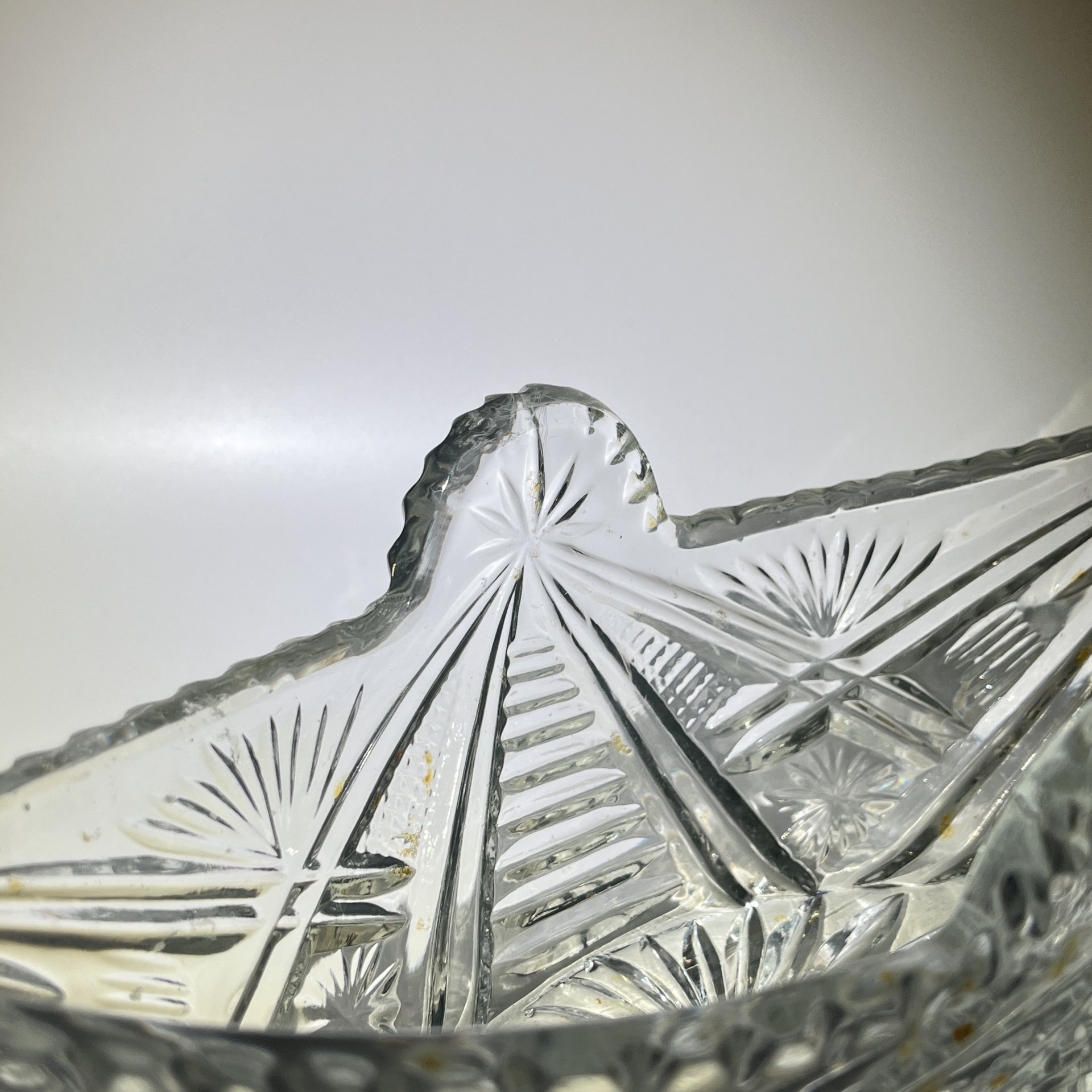 Салатник-ладья с резным геометрическим декором