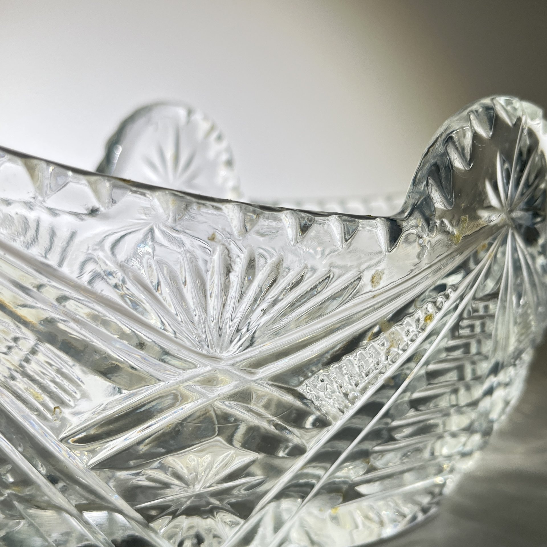 Салатник-ладья с резным геометрическим декором