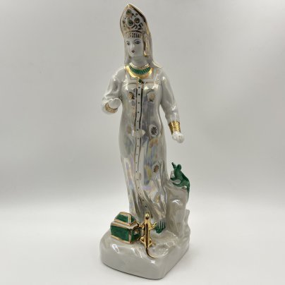 Статуэтка "Дары хозяйки Медной горы", скульптор Кожин П.М., художник Шепелева М.М., фарфор, роспись, люстр, золочение, Дулевский фарфоровый завод (Дулёво), Российская Федерация, 1997 г.