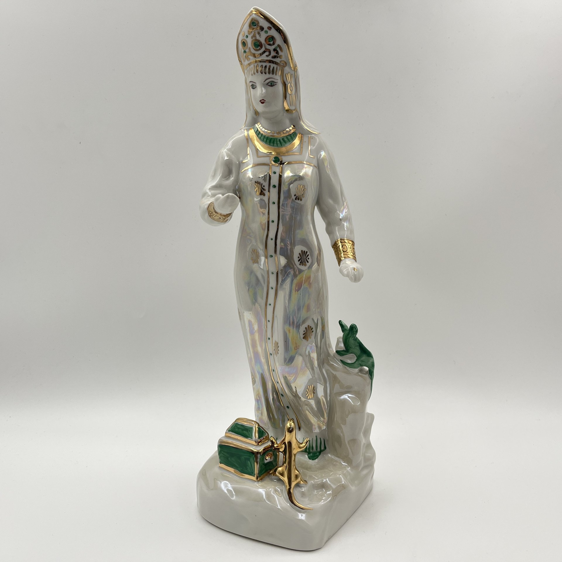 Статуэтка "Дары хозяйки Медной горы", скульптор Кожин П.М., художник Шепелева М.М., фарфор, роспись, люстр, золочение, Дулевский фарфоровый завод (Дулёво), Российская Федерация, 1997 г.