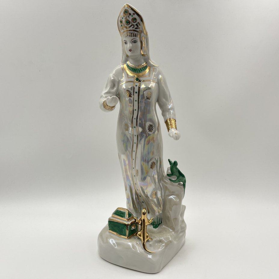Статуэтка "Дары хозяйки Медной горы", скульптор Кожин П.М., художник Шепелева М.М., фарфор, роспись, люстр, золочение, Дулевский фарфоровый завод (Дулёво), Российская Федерация, 1997 г.