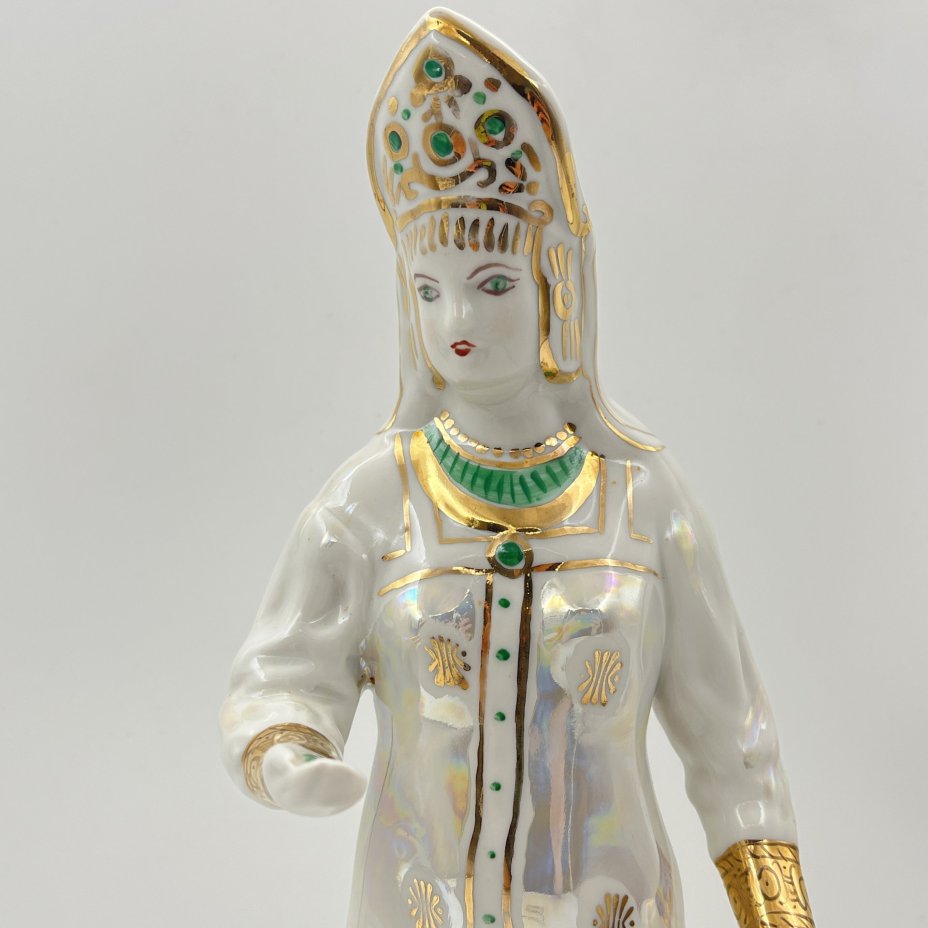 Статуэтка "Дары хозяйки Медной горы", скульптор Кожин П.М., художник Шепелева М.М., фарфор, роспись, люстр, золочение, Дулевский фарфоровый завод (Дулёво), Российская Федерация, 1997 г.