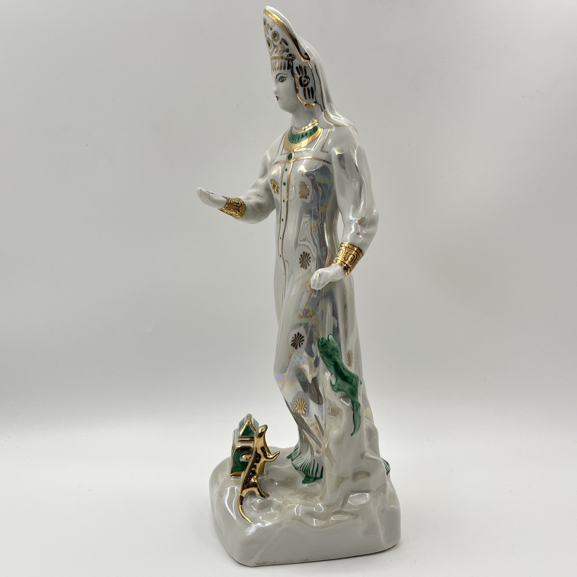 Статуэтка "Дары хозяйки Медной горы", скульптор Кожин П.М., художник Шепелева М.М., фарфор, роспись, люстр, золочение, Дулевский фарфоровый завод (Дулёво), Российская Федерация, 1997 г.