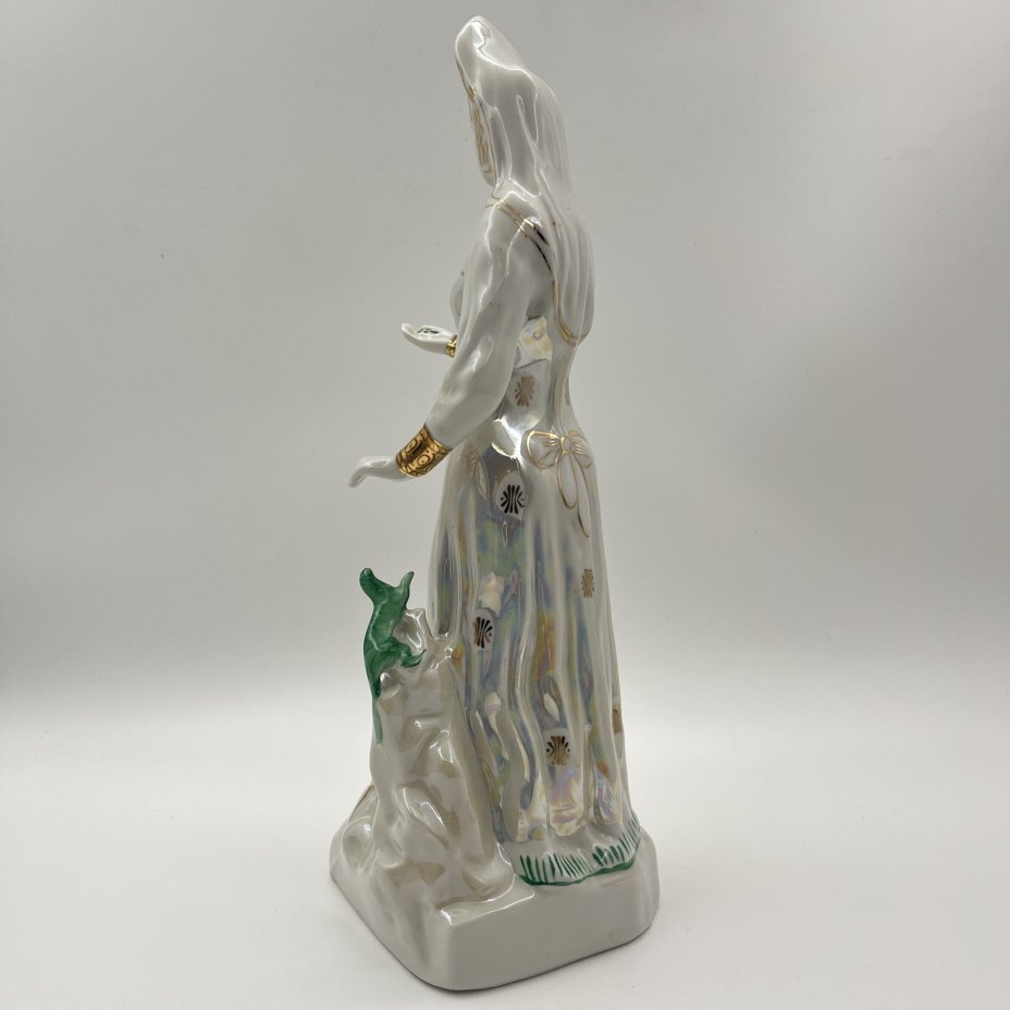 Статуэтка "Дары хозяйки Медной горы", скульптор Кожин П.М., художник Шепелева М.М., фарфор, роспись, люстр, золочение, Дулевский фарфоровый завод (Дулёво), Российская Федерация, 1997 г.