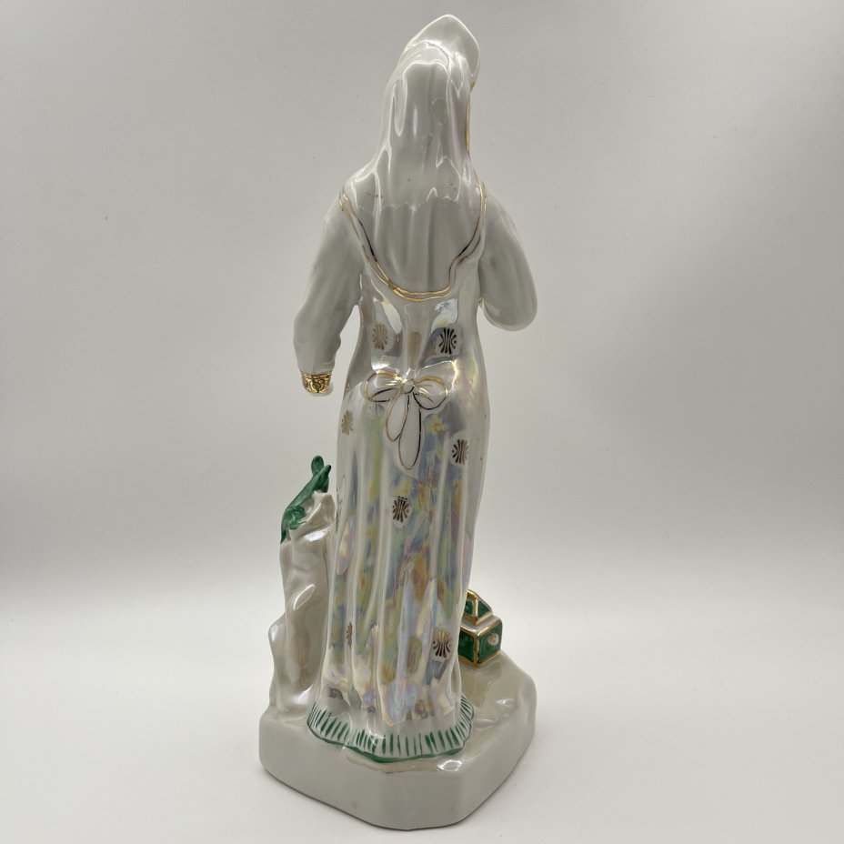 Статуэтка "Дары хозяйки Медной горы", скульптор Кожин П.М., художник Шепелева М.М., фарфор, роспись, люстр, золочение, Дулевский фарфоровый завод (Дулёво), Российская Федерация, 1997 г.