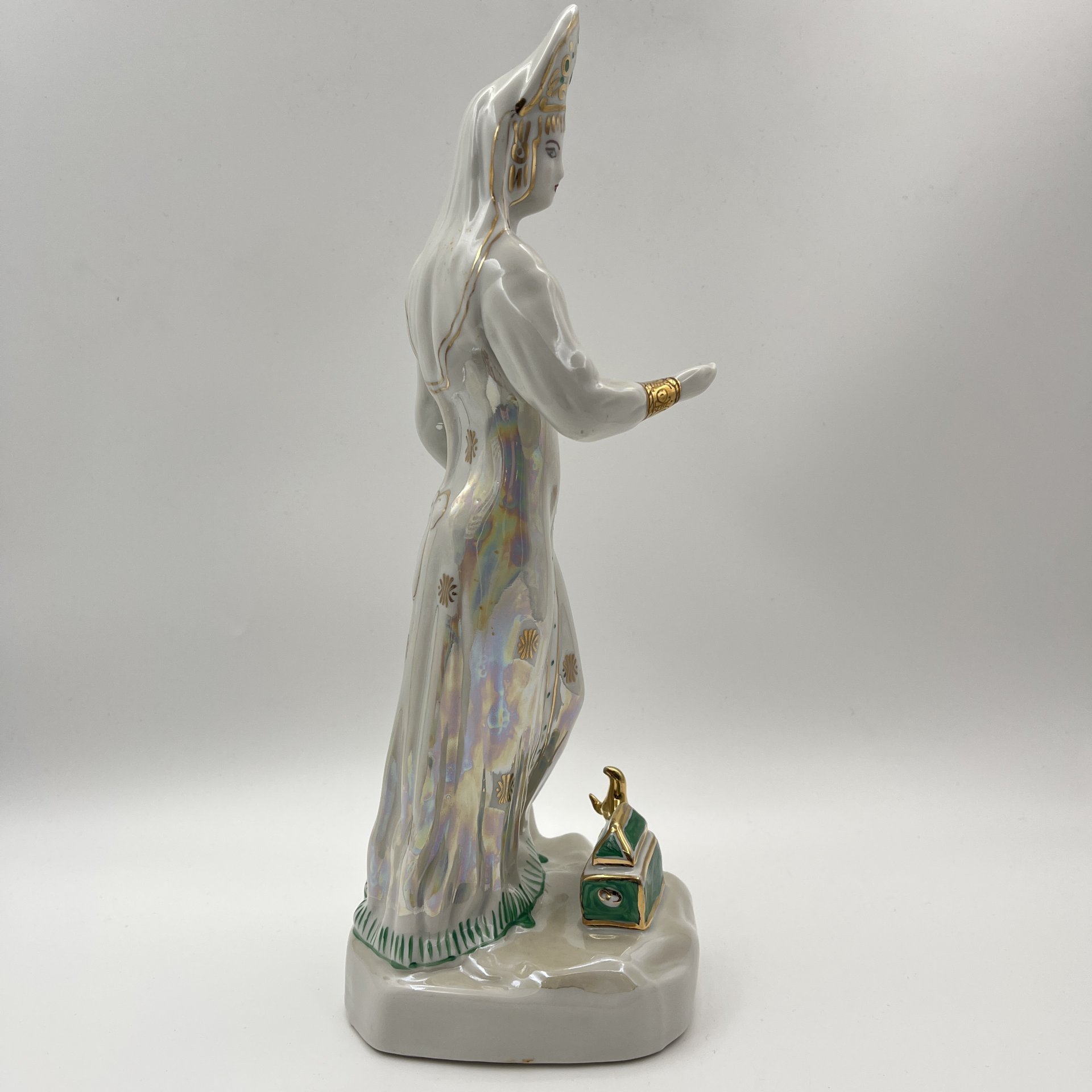 Статуэтка "Дары хозяйки Медной горы", скульптор Кожин П.М., художник Шепелева М.М., фарфор, роспись, люстр, золочение, Дулевский фарфоровый завод (Дулёво), Российская Федерация, 1997 г.