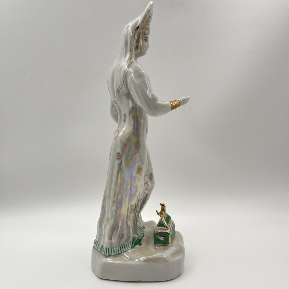 Статуэтка "Дары хозяйки Медной горы", скульптор Кожин П.М., художник Шепелева М.М., фарфор, роспись, люстр, золочение, Дулевский фарфоровый завод (Дулёво), Российская Федерация, 1997 г.