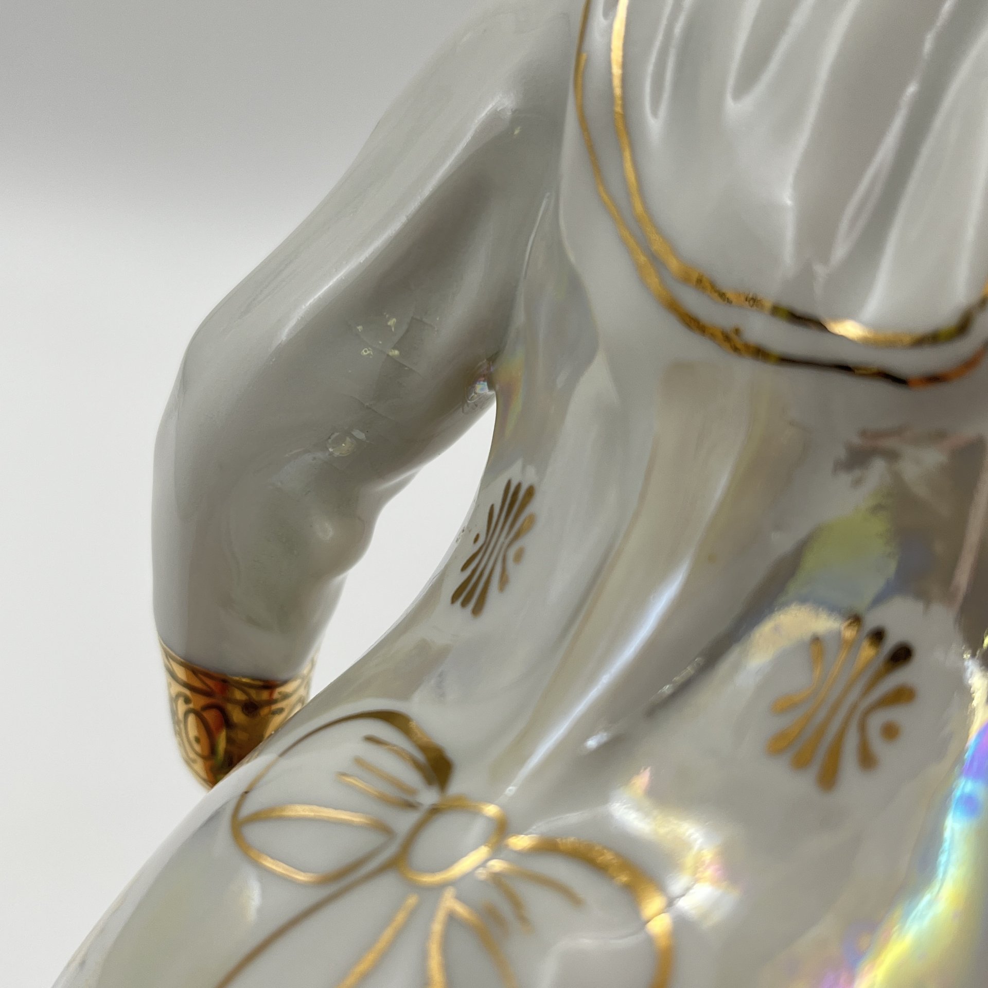 Статуэтка "Дары хозяйки Медной горы", скульптор Кожин П.М., художник Шепелева М.М., фарфор, роспись, люстр, золочение, Дулевский фарфоровый завод (Дулёво), Российская Федерация, 1997 г.