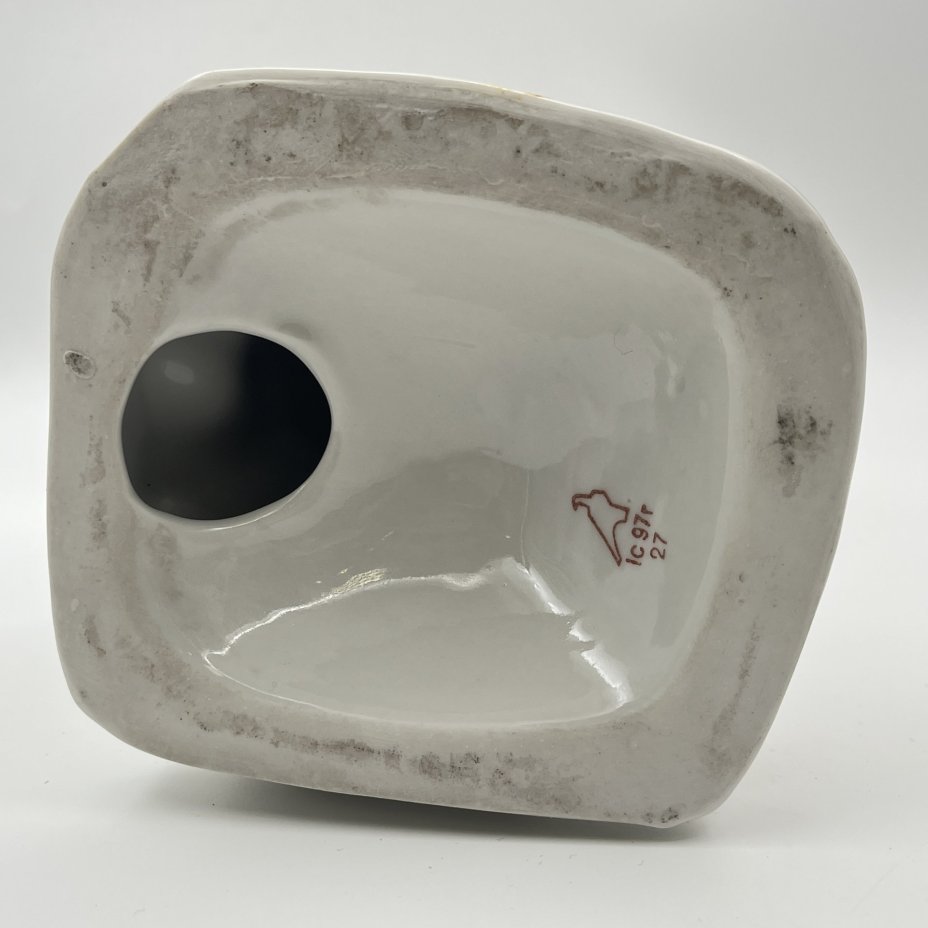 Статуэтка "Дары хозяйки Медной горы", скульптор Кожин П.М., художник Шепелева М.М., фарфор, роспись, люстр, золочение, Дулевский фарфоровый завод (Дулёво), Российская Федерация, 1997 г.