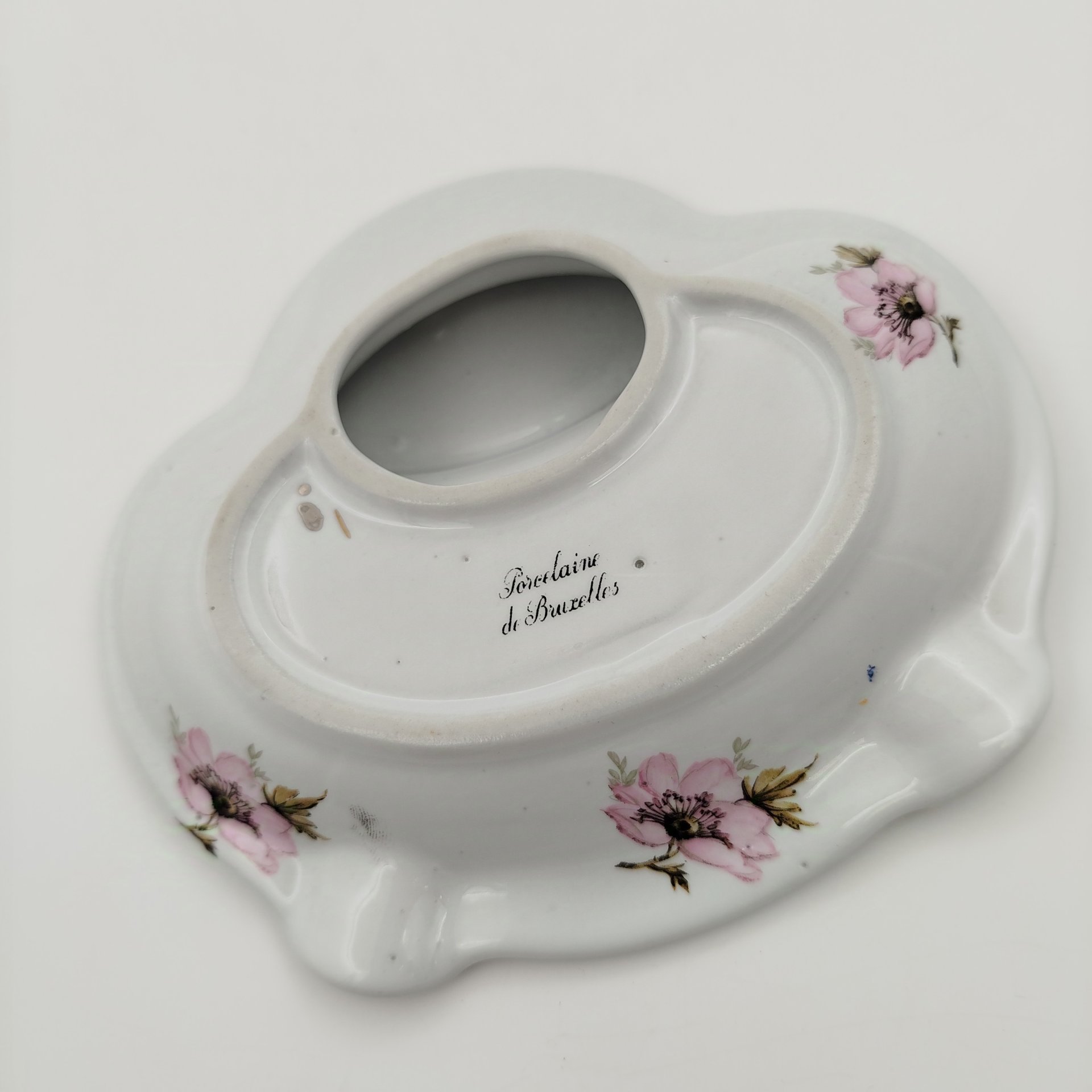 Пепельница, декорированная цветами, Porcelaine de Bruxelles, фарфор, деколь