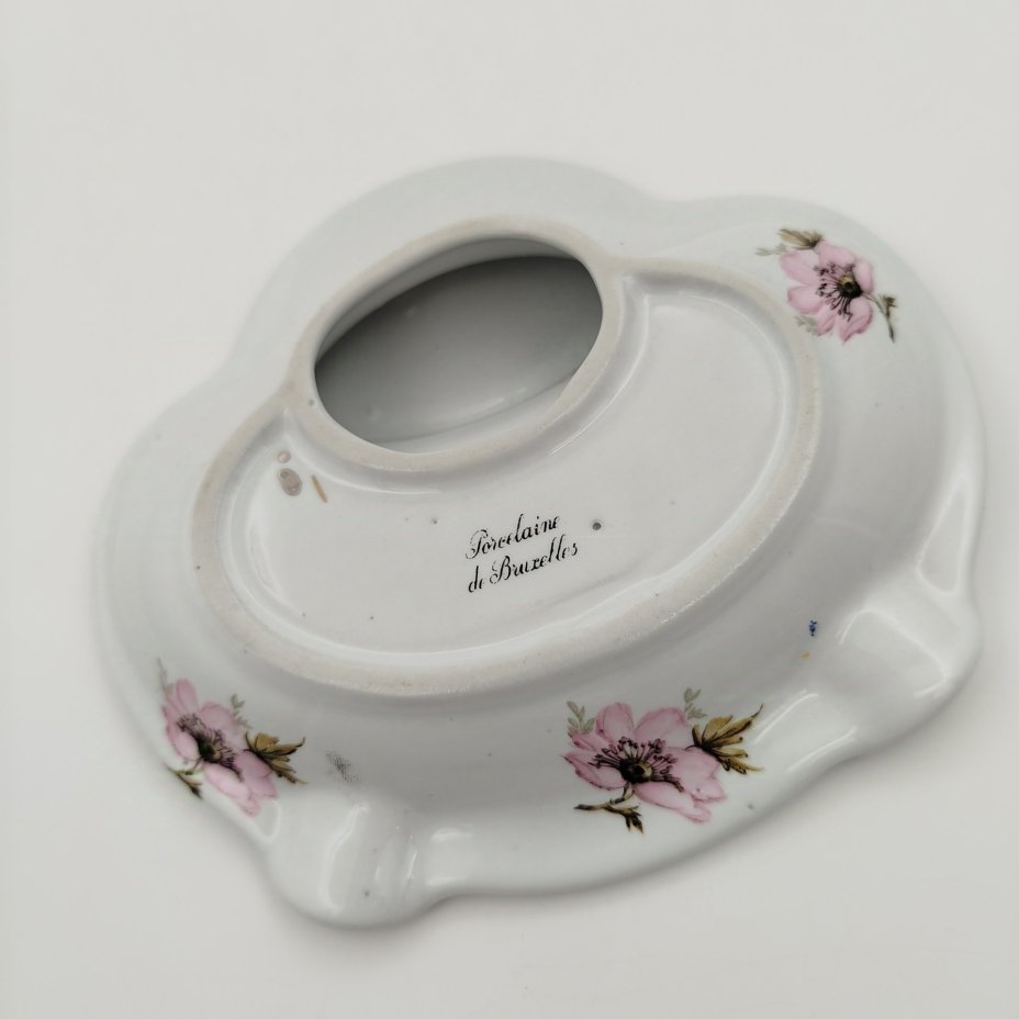 Пепельница, декорированная цветами, Porcelaine de Bruxelles, фарфор, деколь